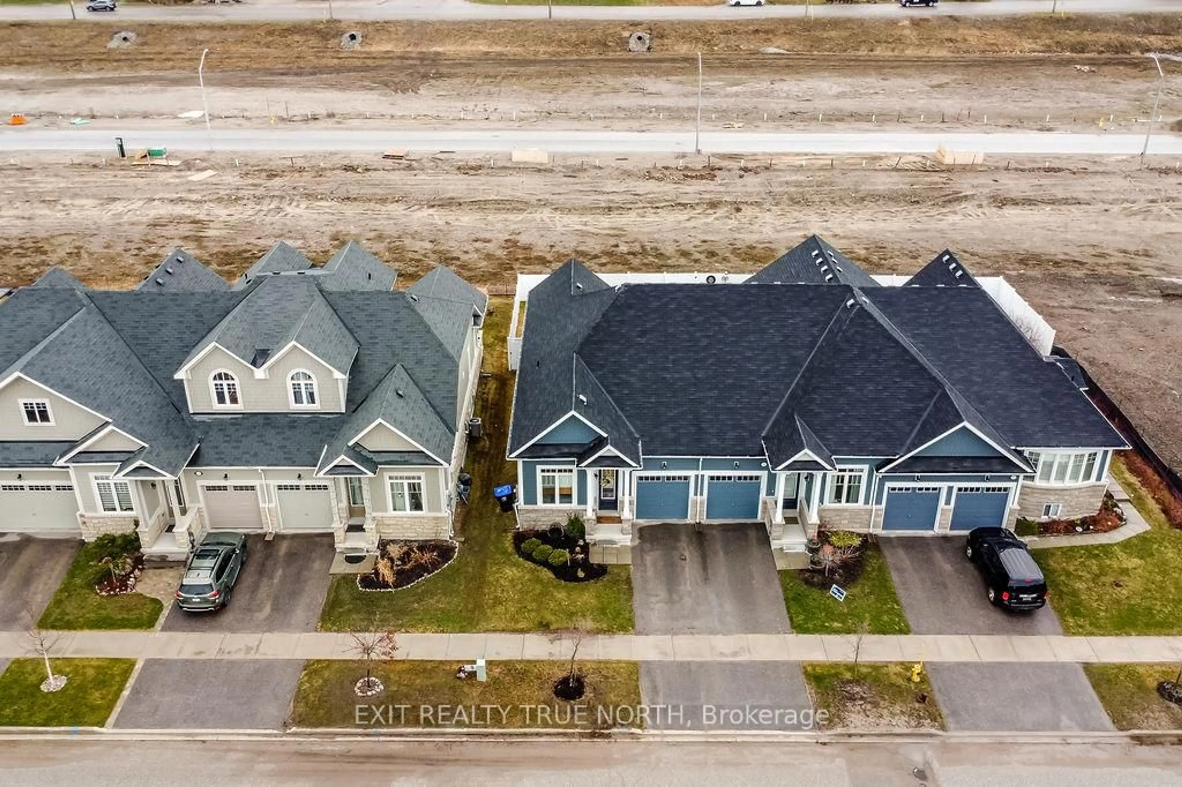 A pic from outside/outdoor area/front of a property/back of a property/a pic from drone, street for 592 Bayport Blvd, Midland Ontario L4R 0G4