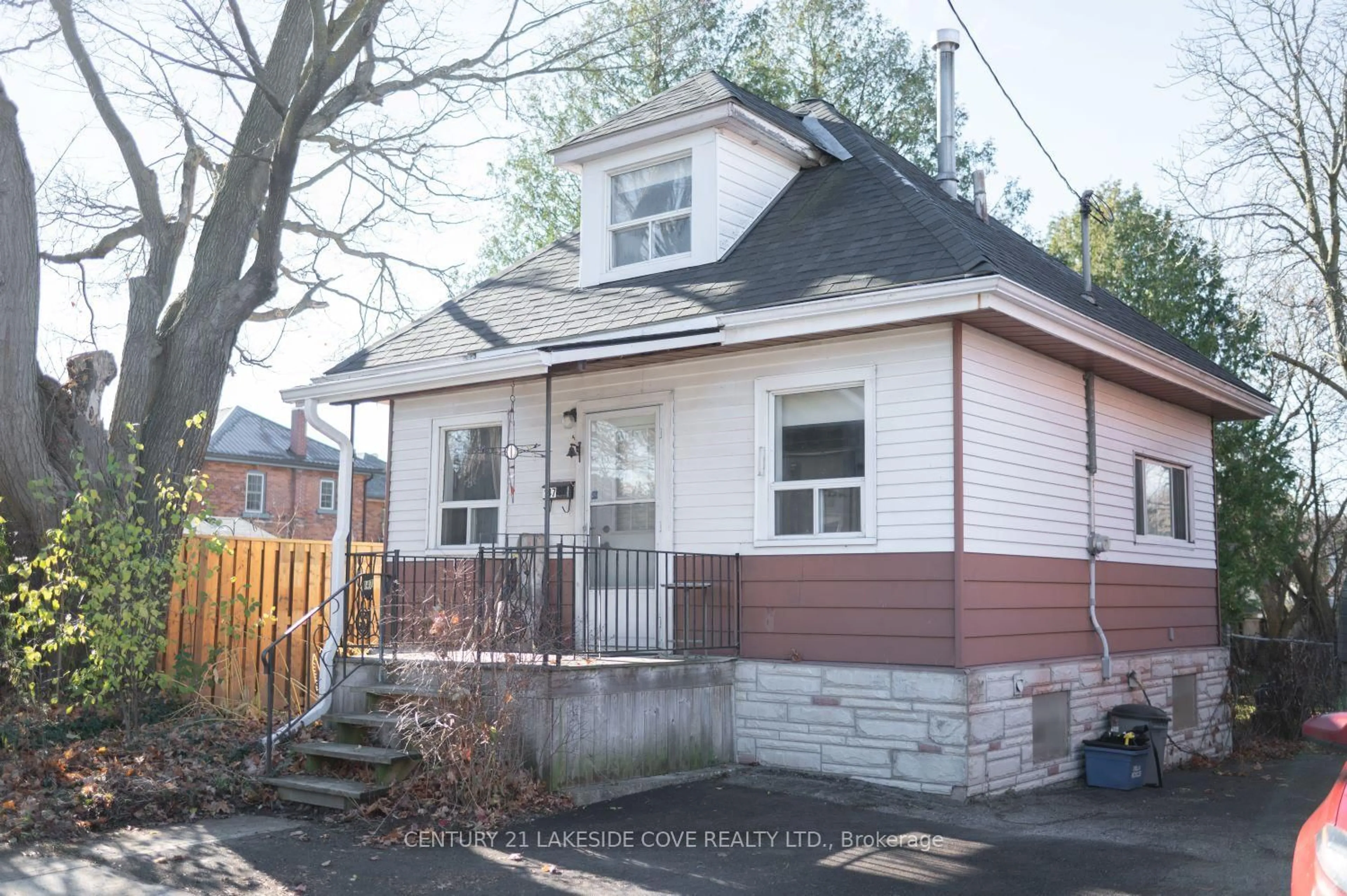 Home with vinyl exterior material, street for 147 Dufferin St, Orillia Ontario L3V 5T1