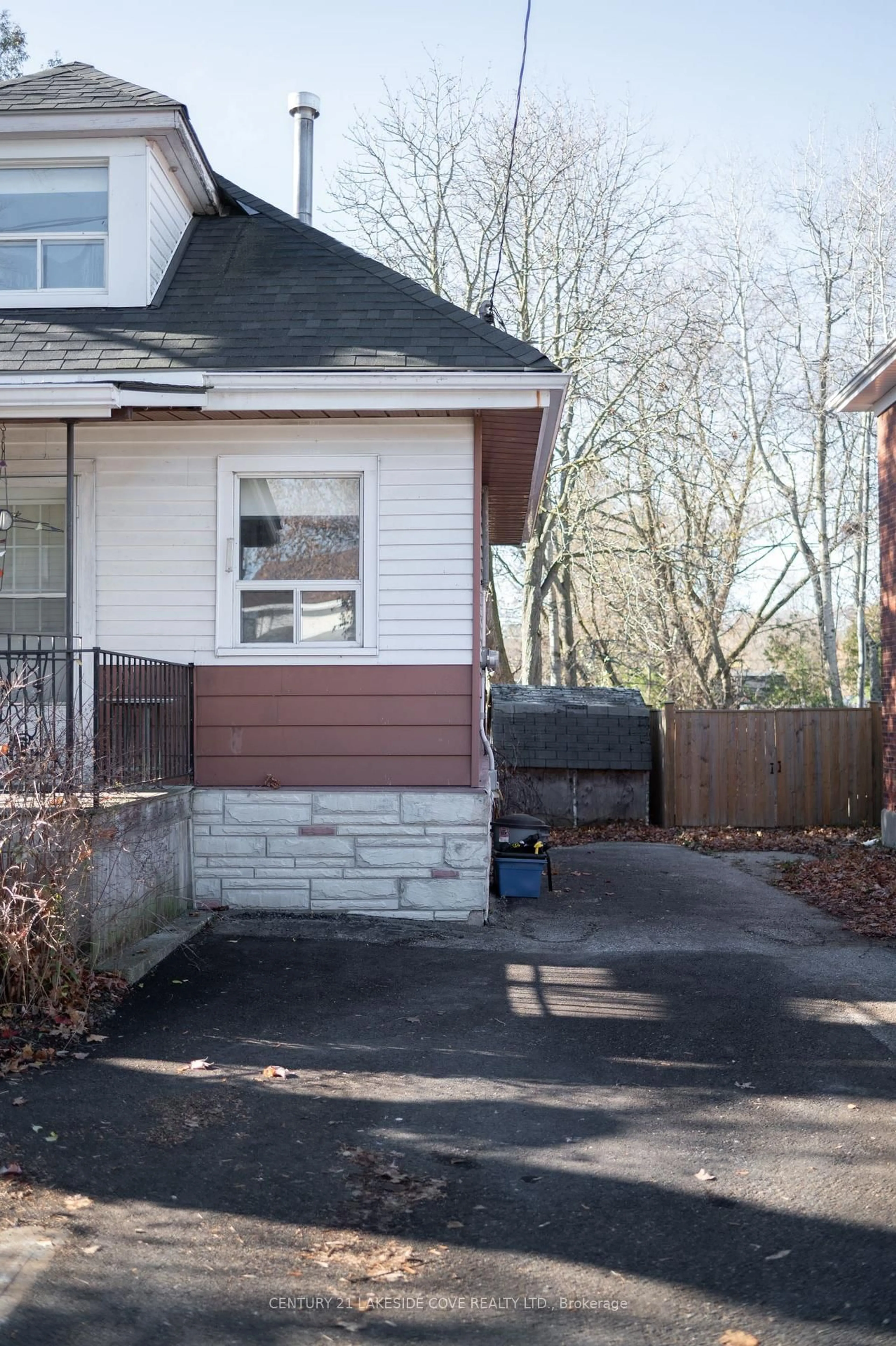 Home with vinyl exterior material, street for 147 Dufferin St, Orillia Ontario L3V 5T1