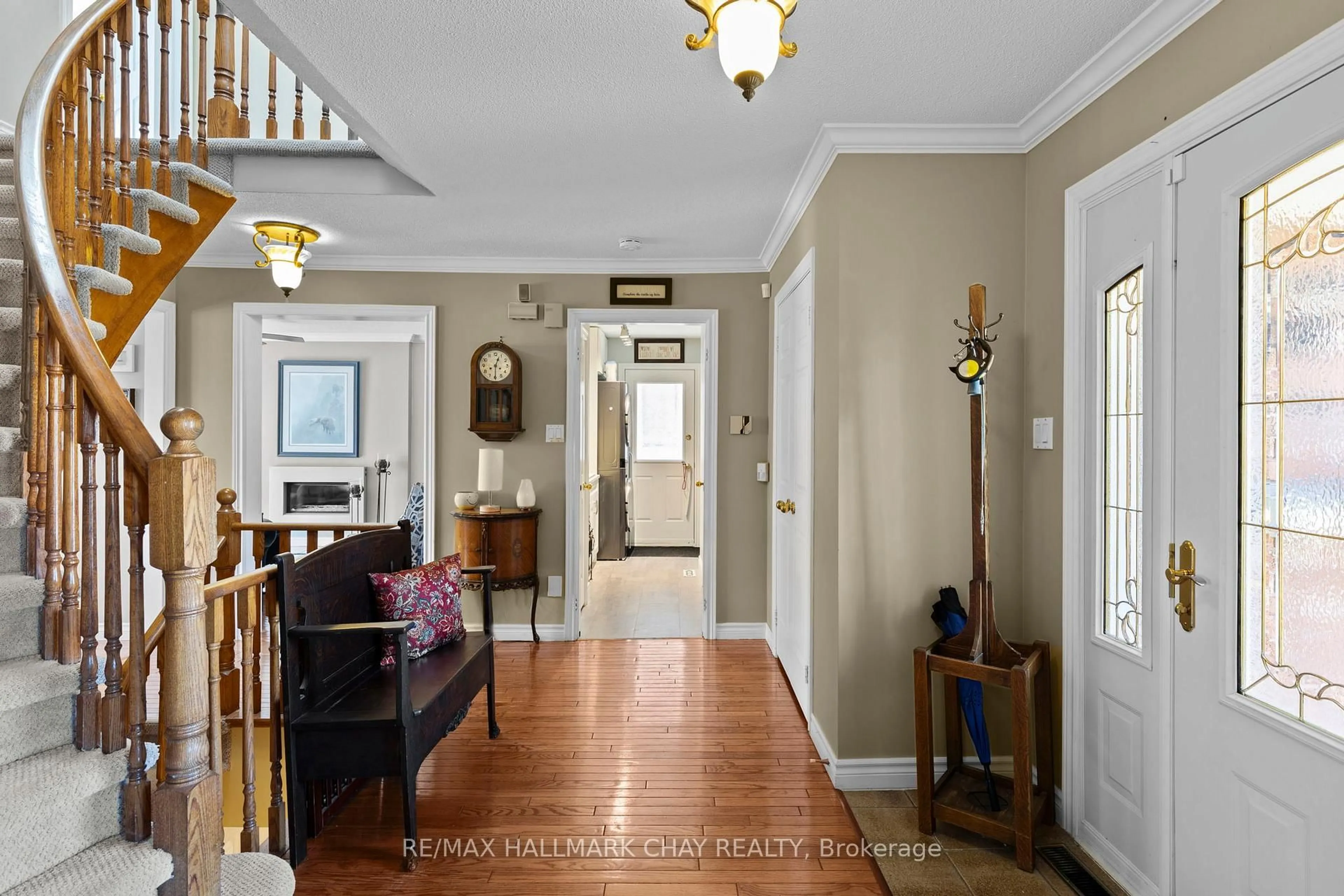 Indoor foyer for 292 Leacock Dr, Barrie Ontario L4N 6K2