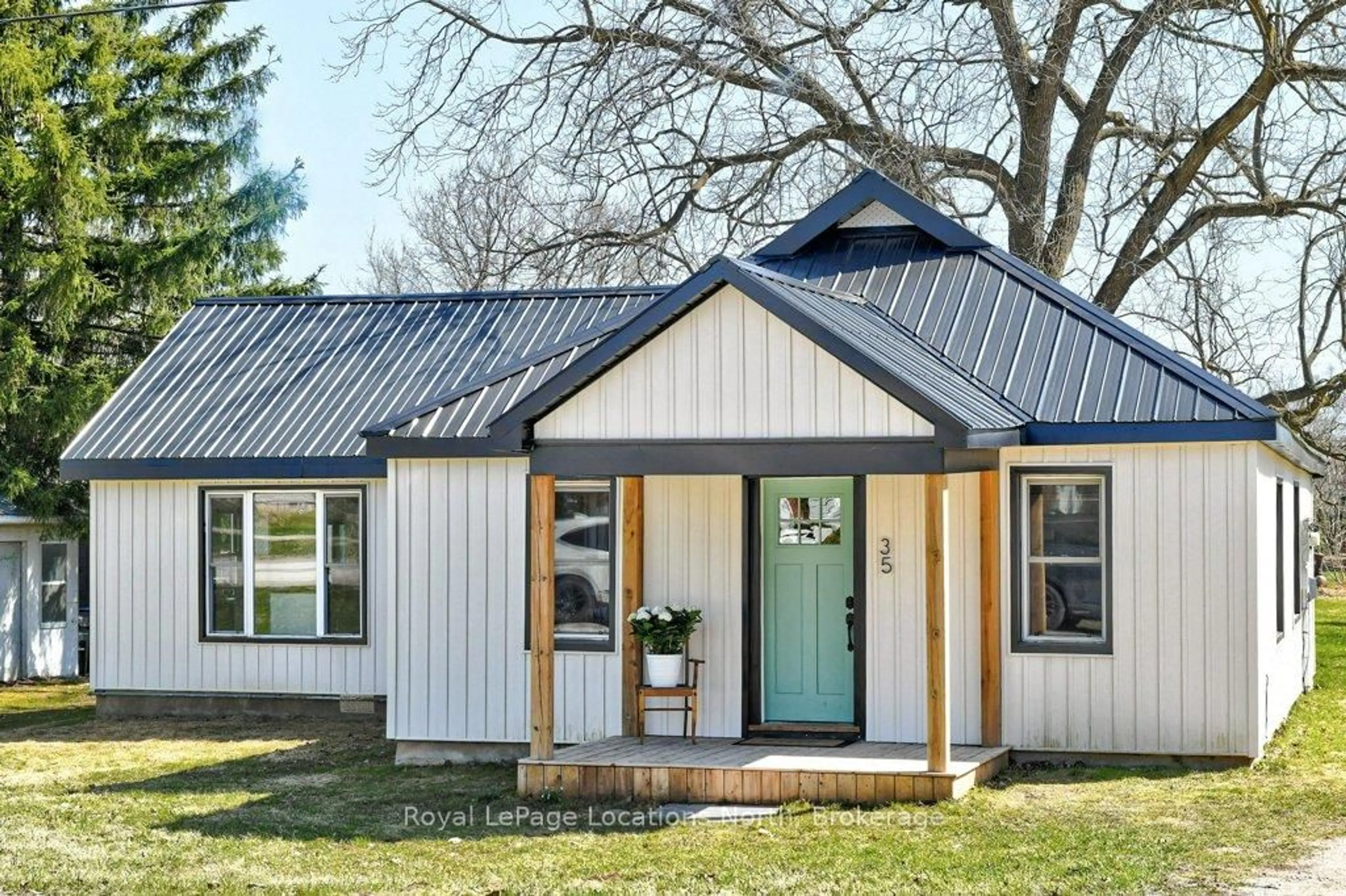 Home with vinyl exterior material, unknown for 35 Caroline St, Clearview Ontario L0M 1G0