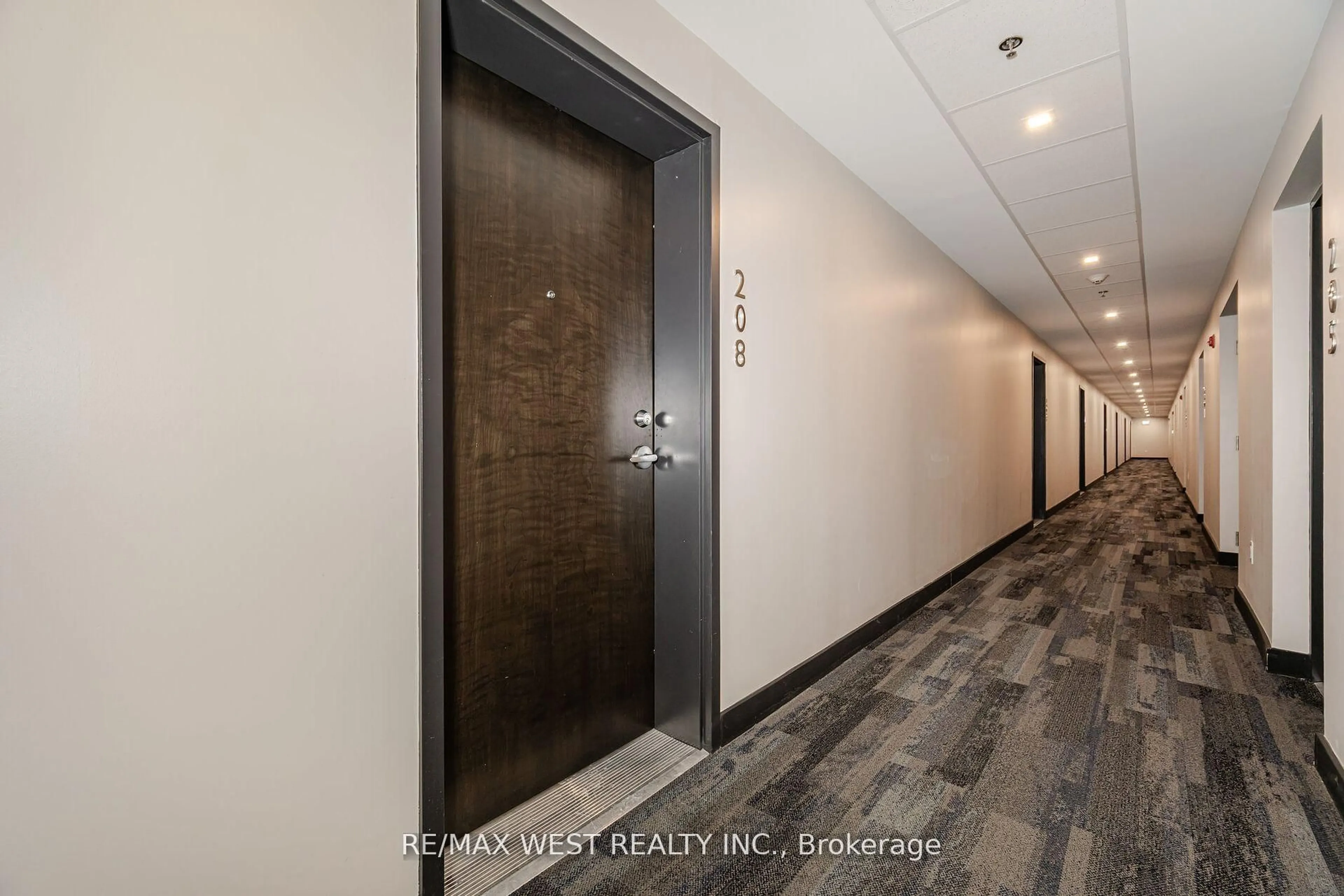 Indoor foyer for 430 Essa Rd #208, Barrie Ontario L9J 0M1
