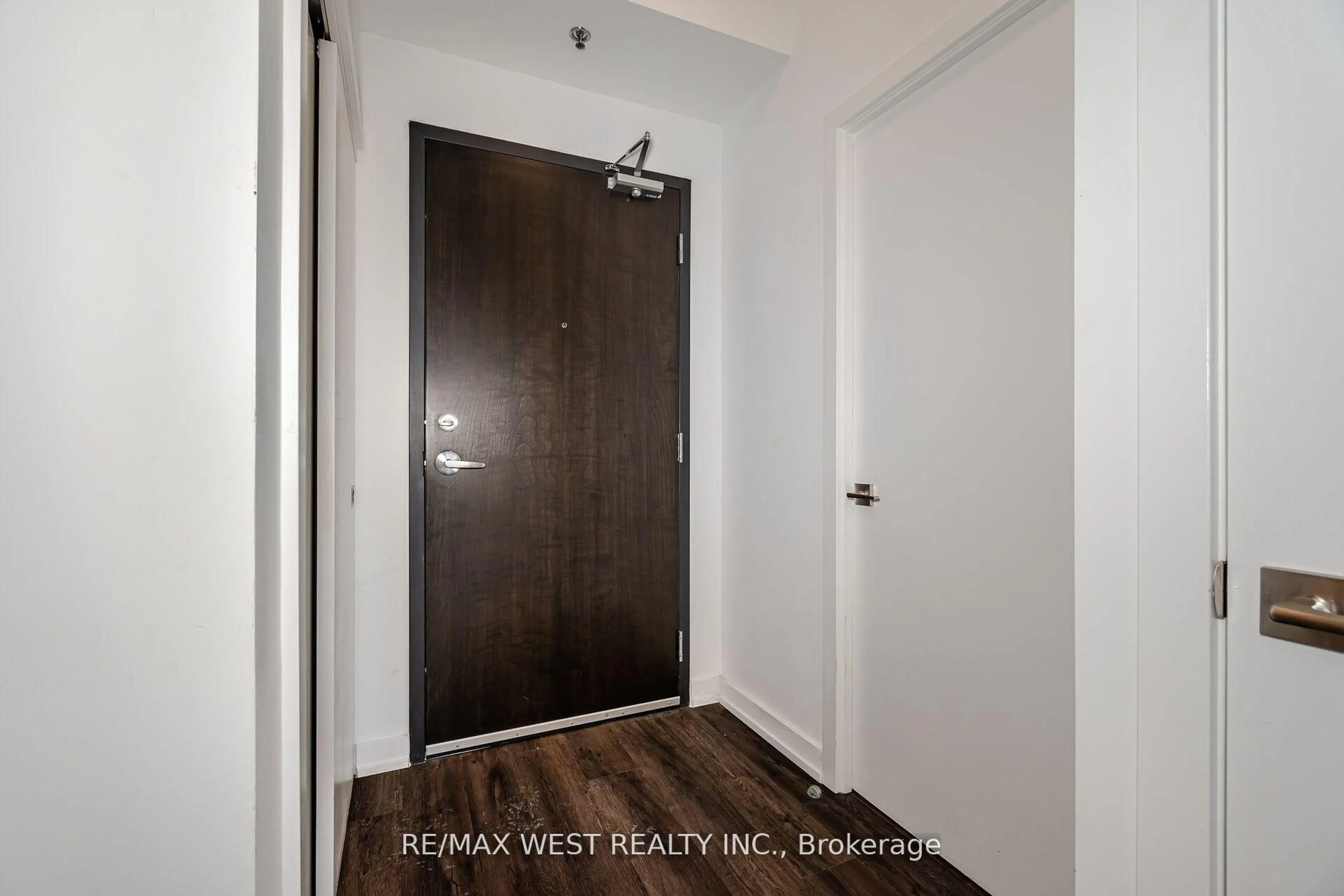 Indoor entryway for 430 Essa Rd #208, Barrie Ontario L9J 0M1