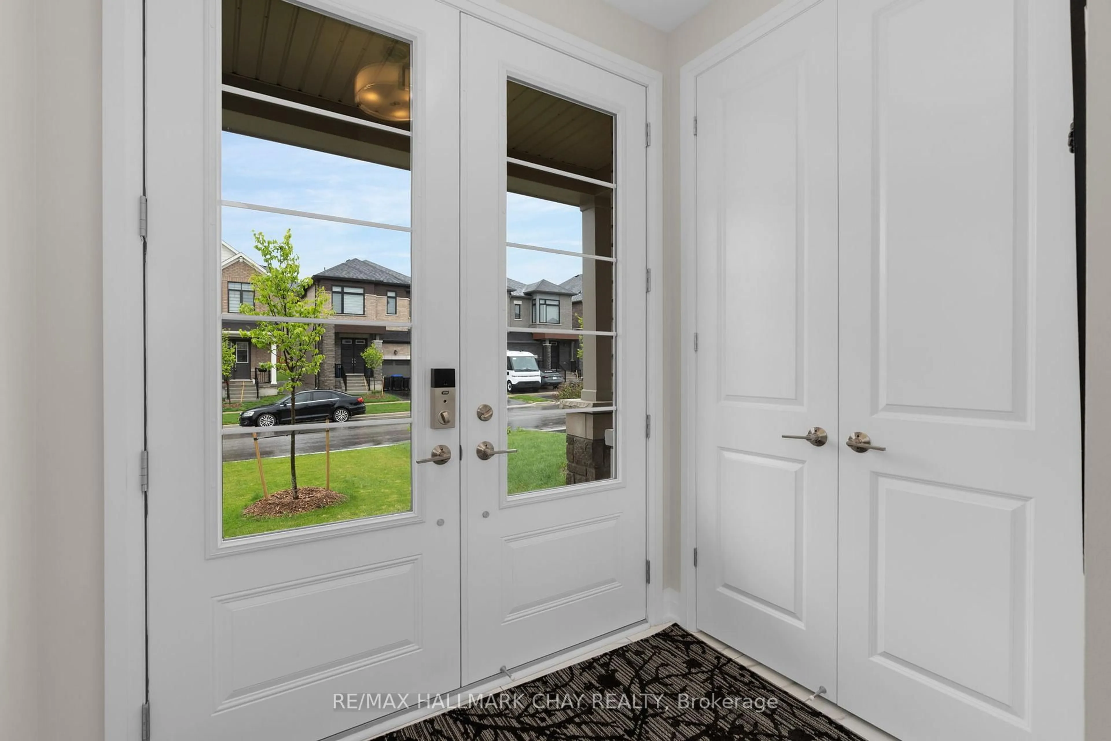 Indoor entryway for 42 Periwinkle Rd, Springwater Ontario L9X 2C8