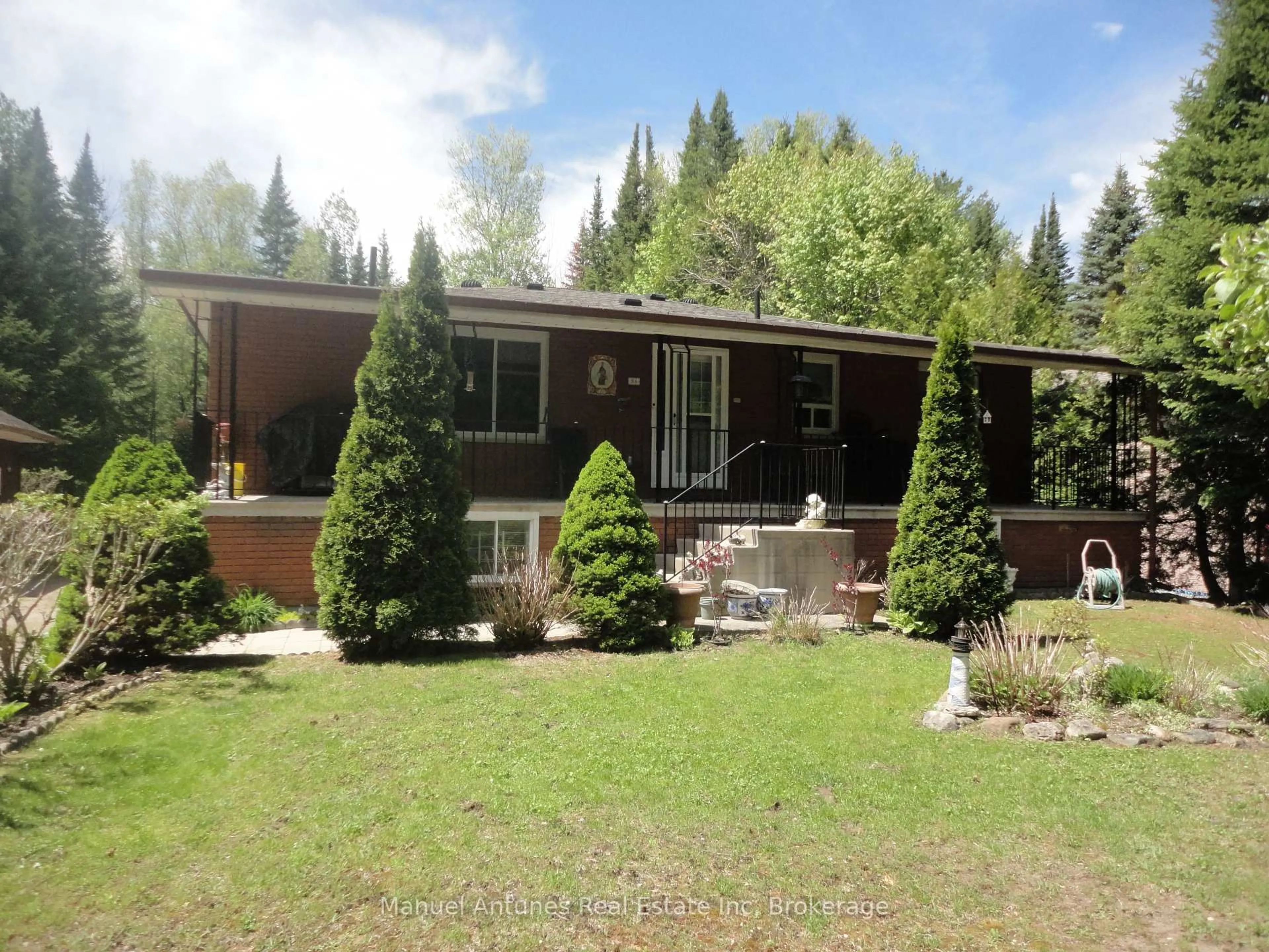 Home with vinyl exterior material, unknown for 34 42nd St, Wasaga Beach Ontario L9Z 1Z7