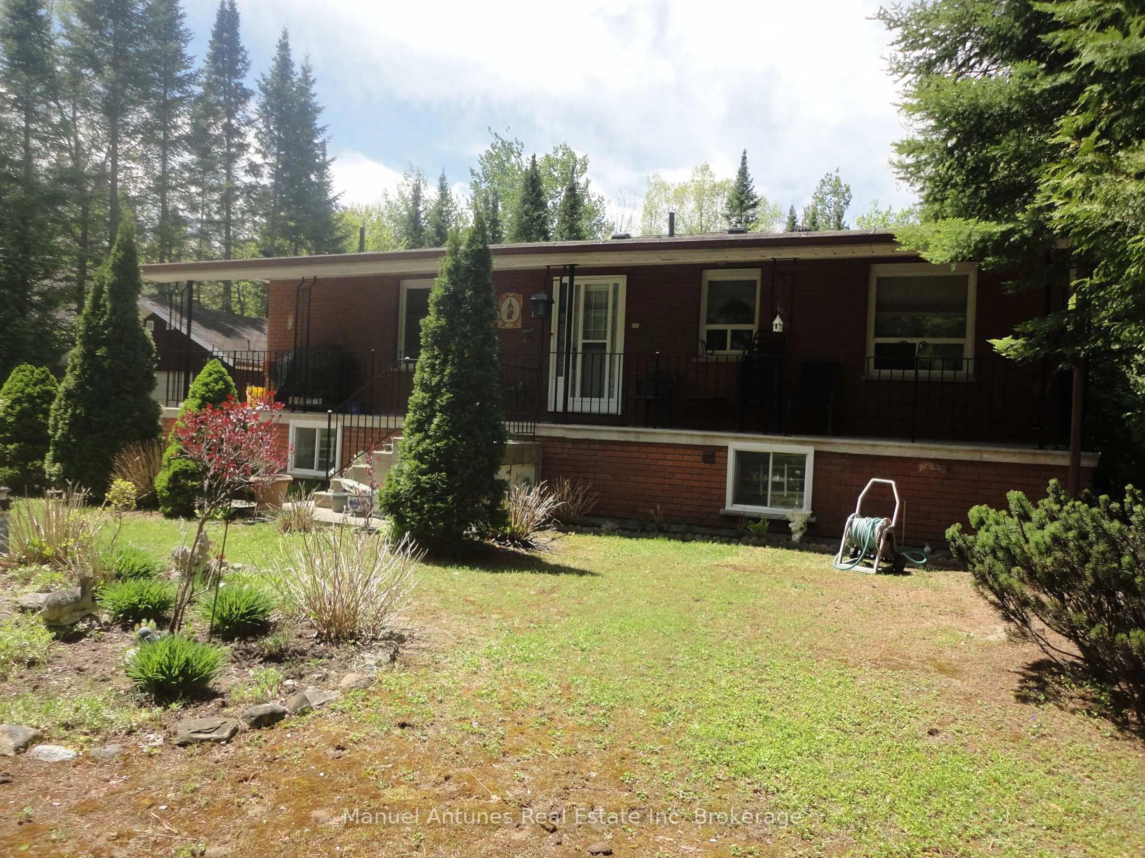 A pic from outside/outdoor area/front of a property/back of a property/a pic from drone, mountain view for 34 42nd St, Wasaga Beach Ontario L9Z 1Z7