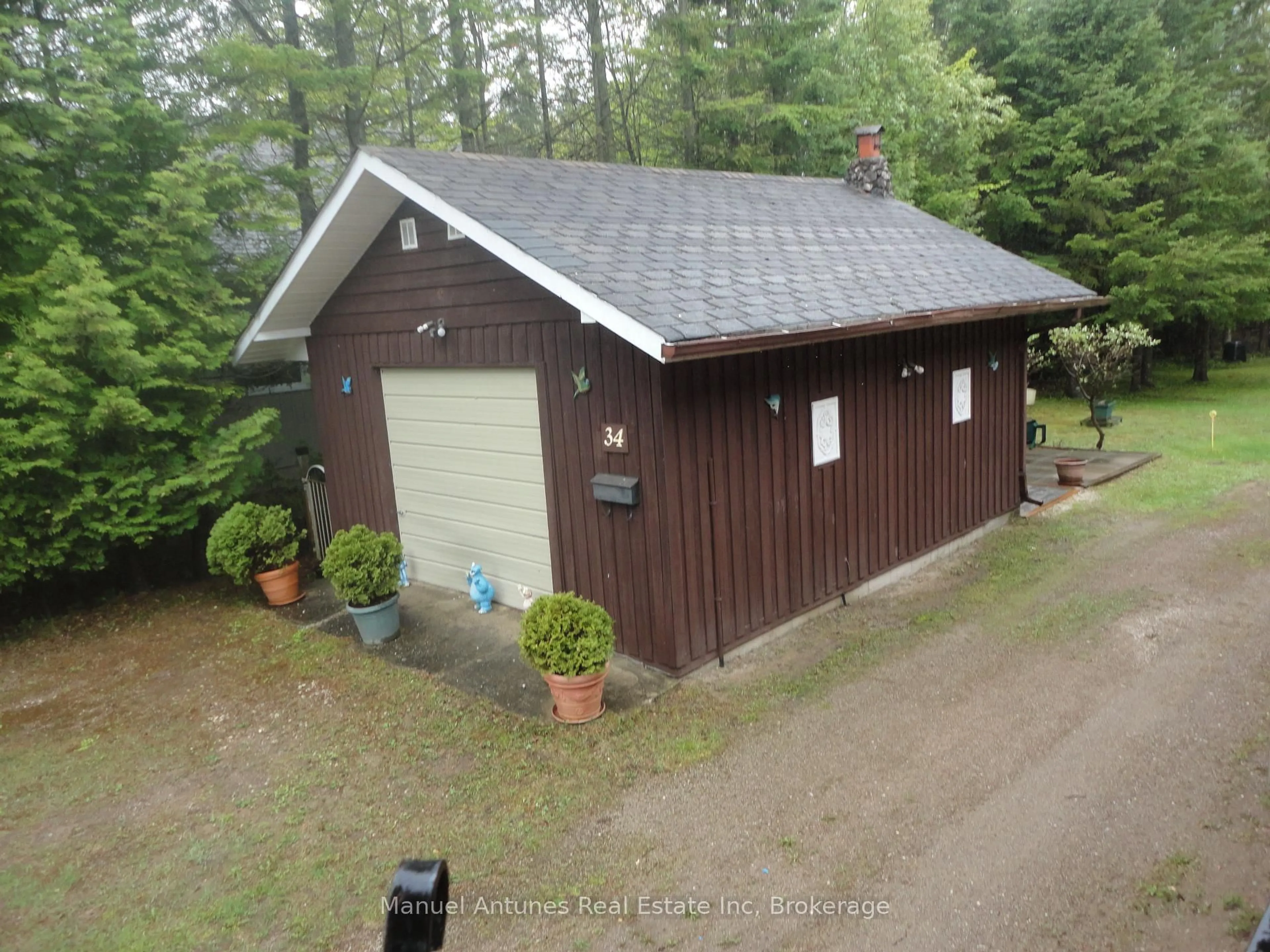 A pic from outside/outdoor area/front of a property/back of a property/a pic from drone, building for 34 42nd St, Wasaga Beach Ontario L9Z 1Z7