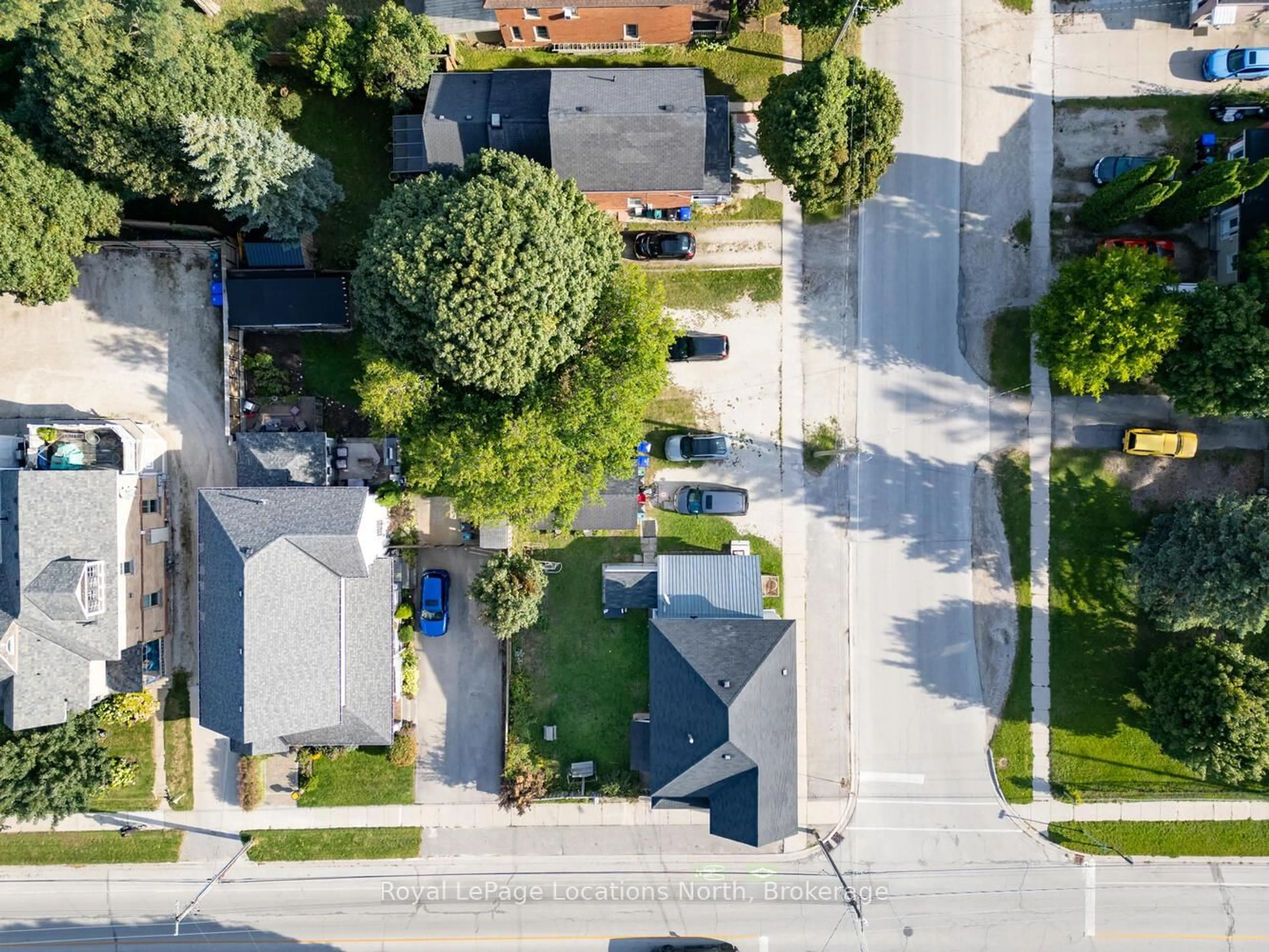 A pic from outside/outdoor area/front of a property/back of a property/a pic from drone, street for 256 Ontario St, Collingwood Ontario L9Y 1M9