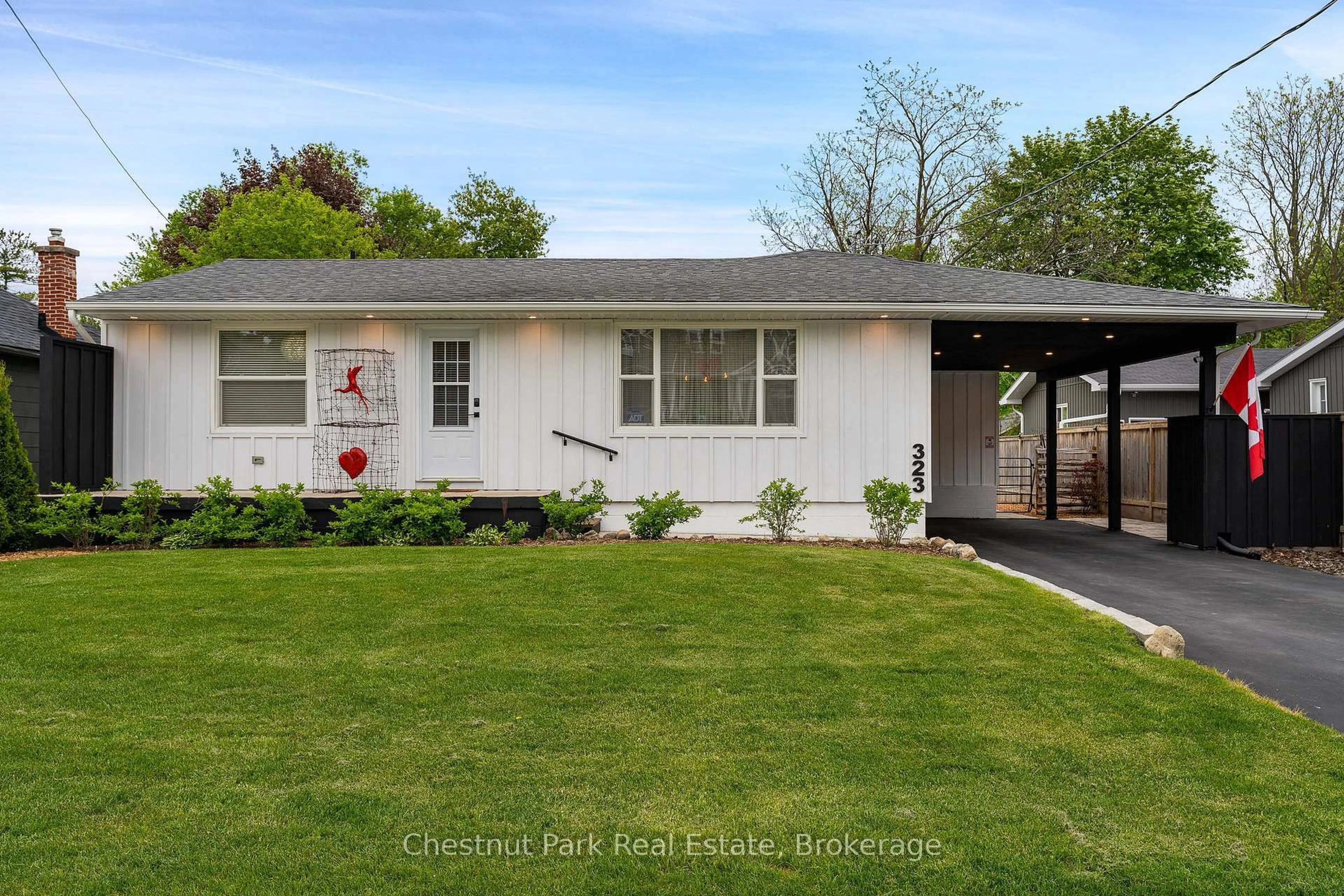 Home with vinyl exterior material, street for 323 Oak St, Collingwood Ontario L9Y 2Y4