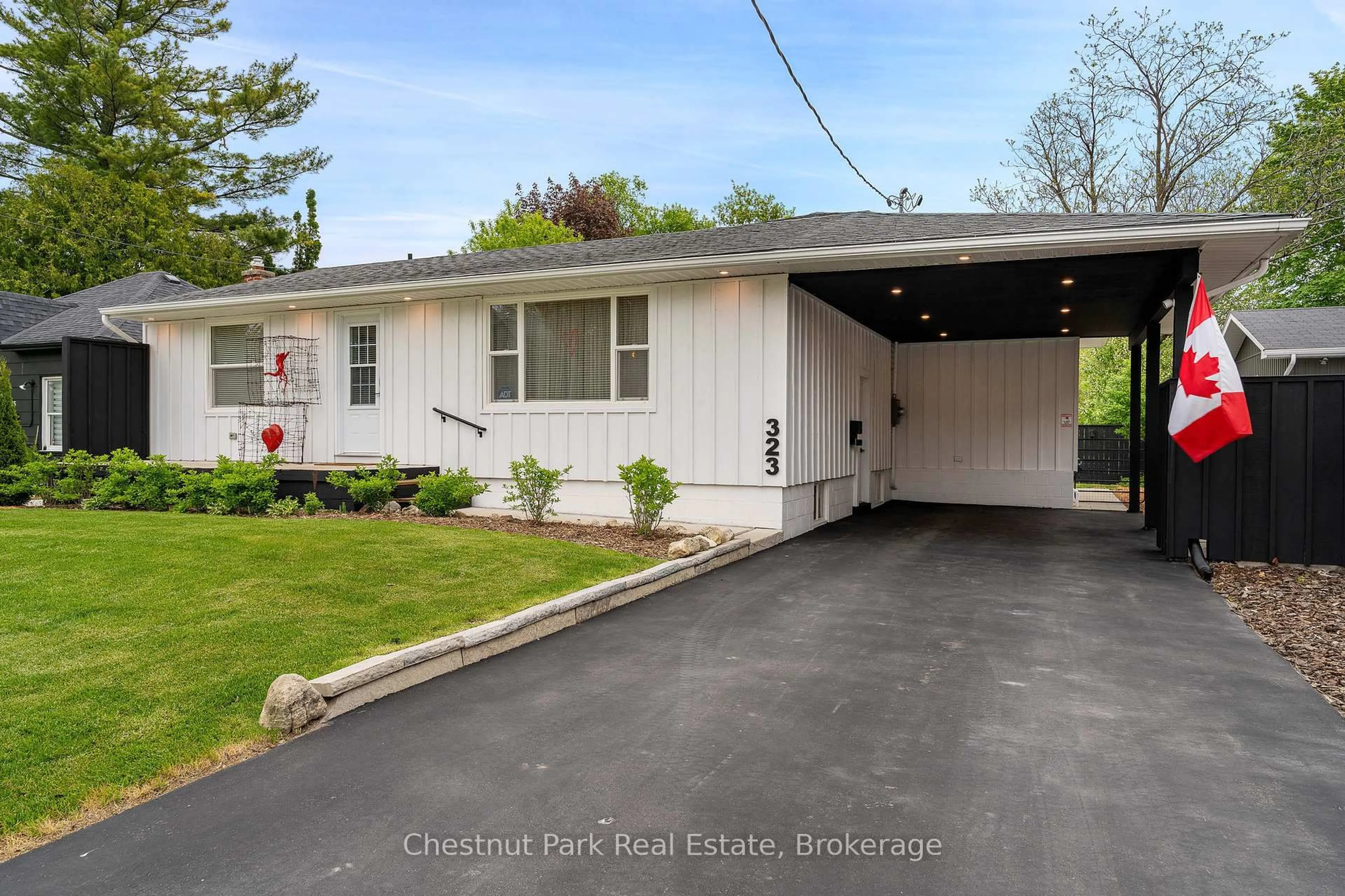 Home with vinyl exterior material, street for 323 Oak St, Collingwood Ontario L9Y 2Y4