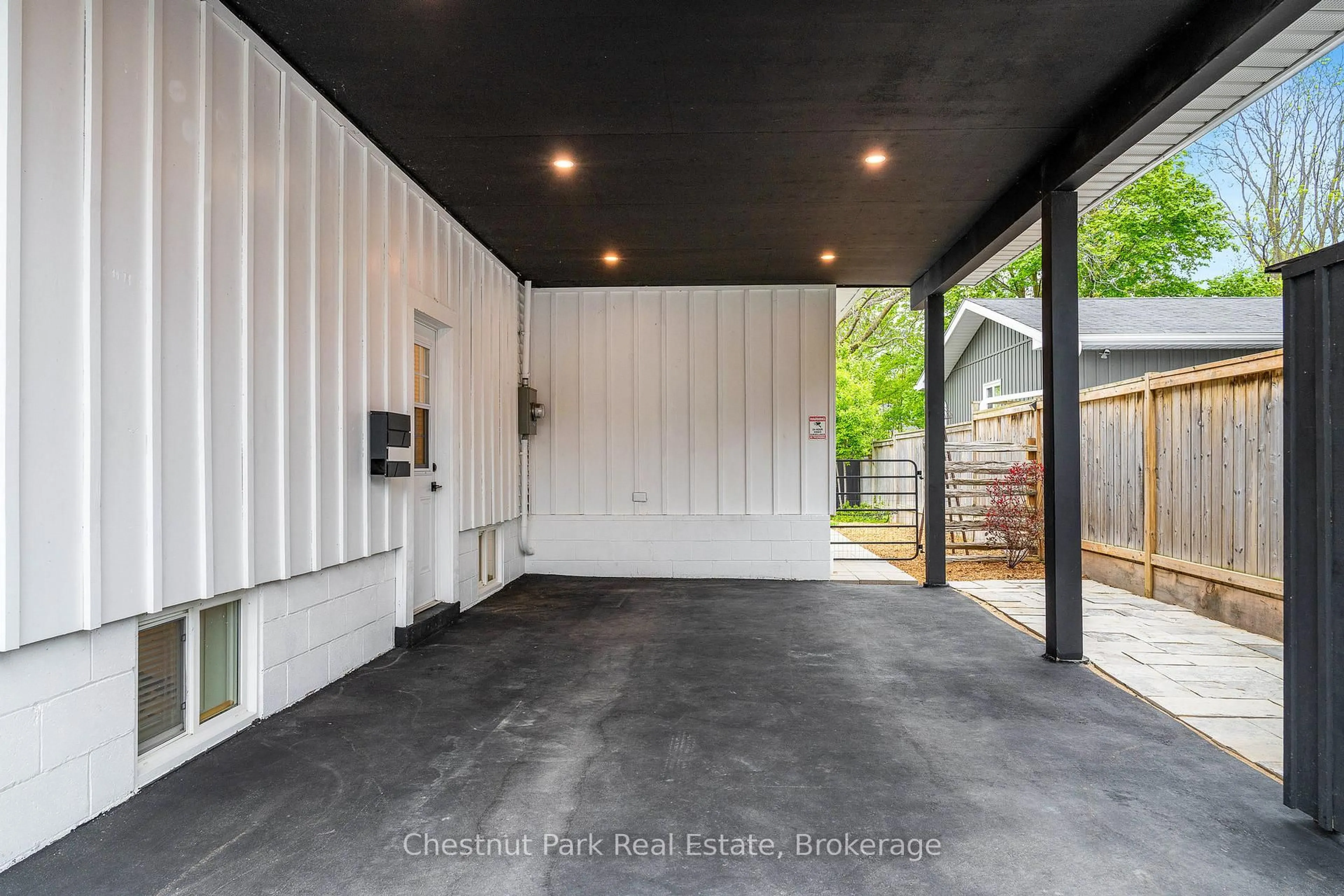 Unknown for 323 Oak St, Collingwood Ontario L9Y 2Y4