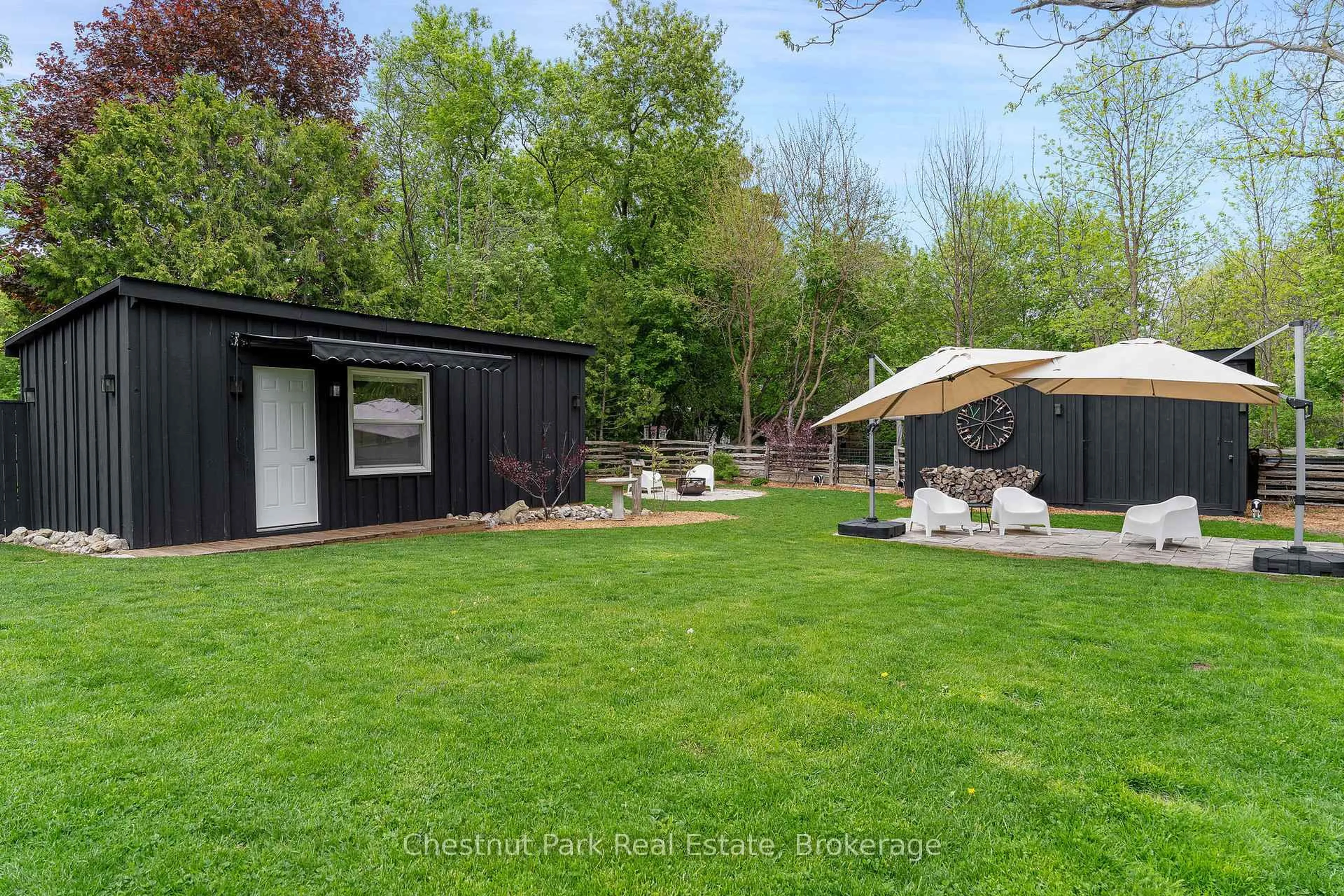 Shed for 323 Oak St, Collingwood Ontario L9Y 2Y4