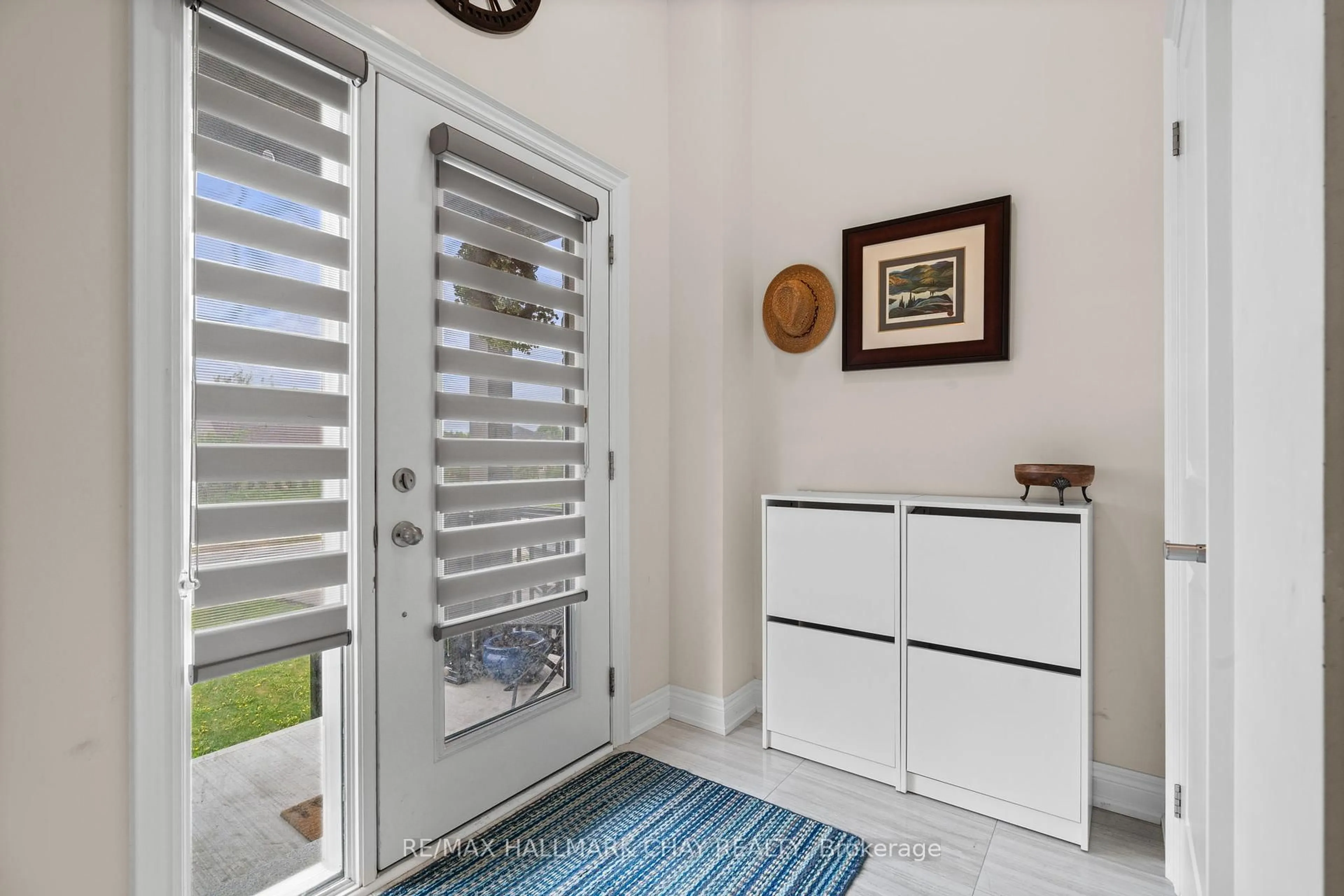 Indoor entryway for 319 ATKINSON St, Clearview Ontario L0M 1S0
