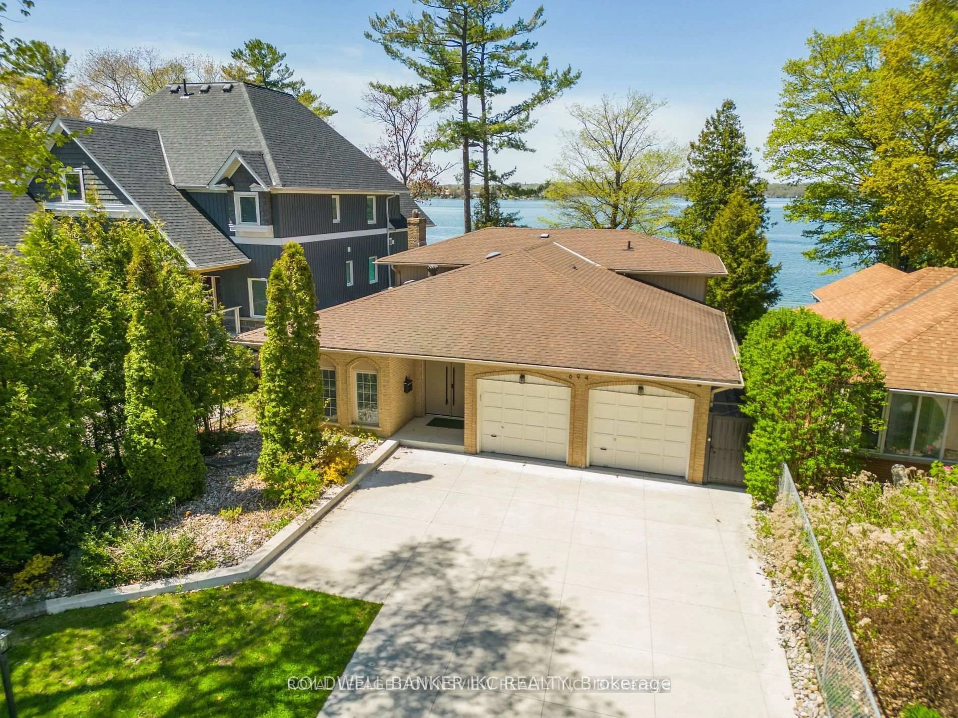 A pic from outside/outdoor area/front of a property/back of a property/a pic from drone, water/lake/river/ocean view for 694 Broadview Ave, Orillia Ontario L3V 6P3