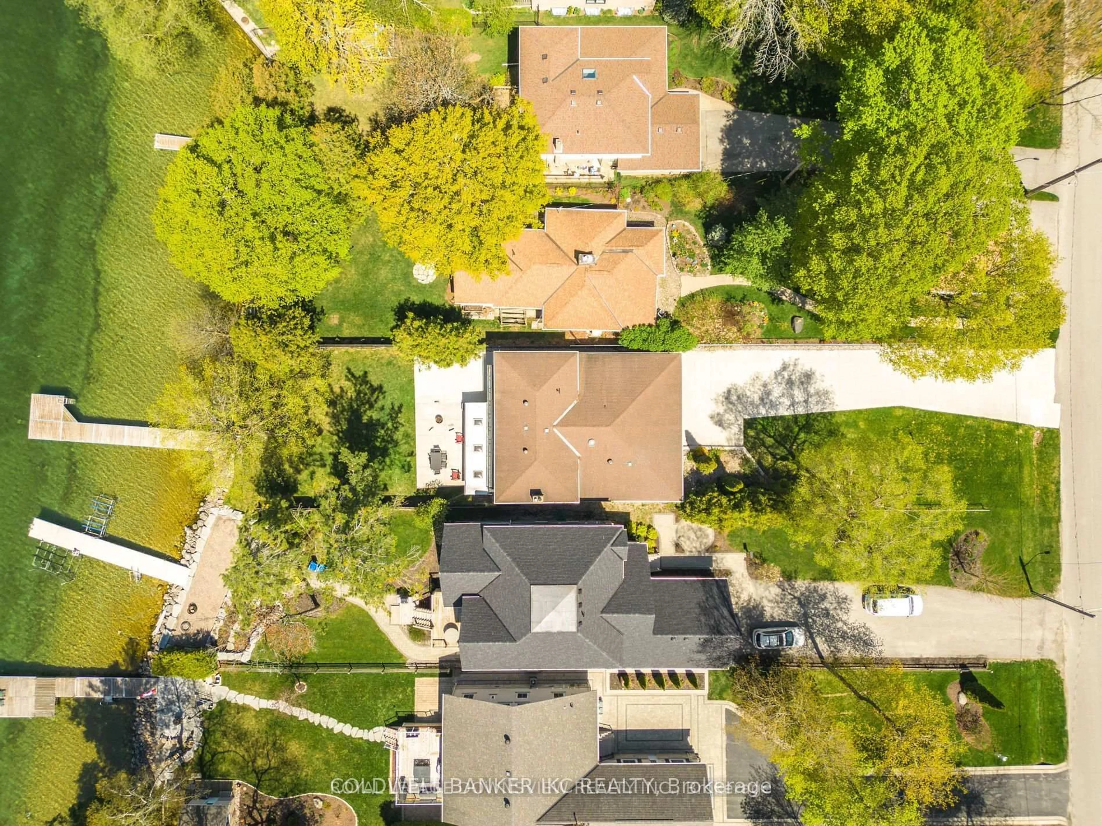 A pic from outside/outdoor area/front of a property/back of a property/a pic from drone, street for 694 Broadview Ave, Orillia Ontario L3V 6P3