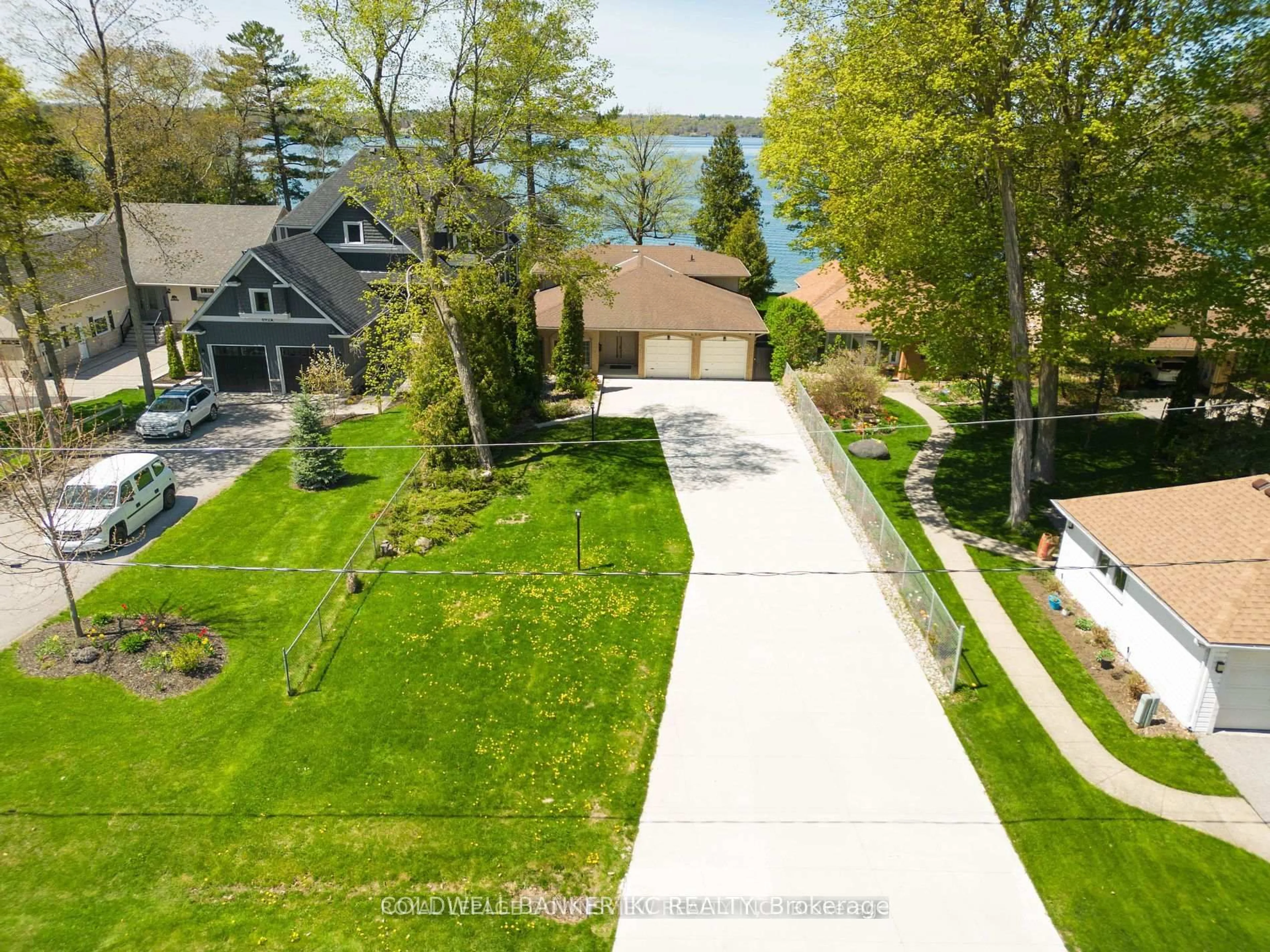 A pic from outside/outdoor area/front of a property/back of a property/a pic from drone, water/lake/river/ocean view for 694 Broadview Ave, Orillia Ontario L3V 6P3