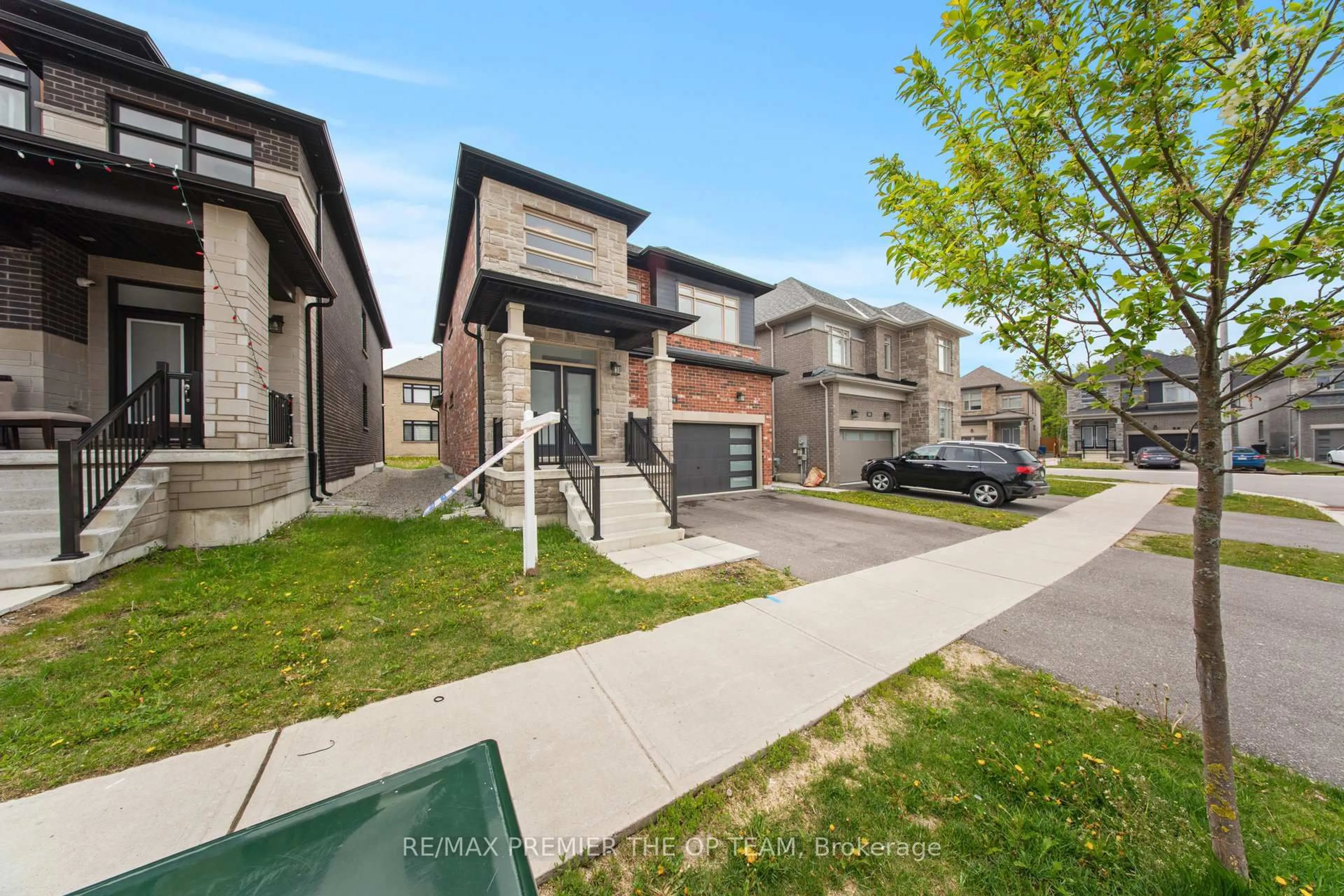 A pic from outside/outdoor area/front of a property/back of a property/a pic from drone, street for 199 Franklin Tr, Barrie Ontario L9J 0J1
