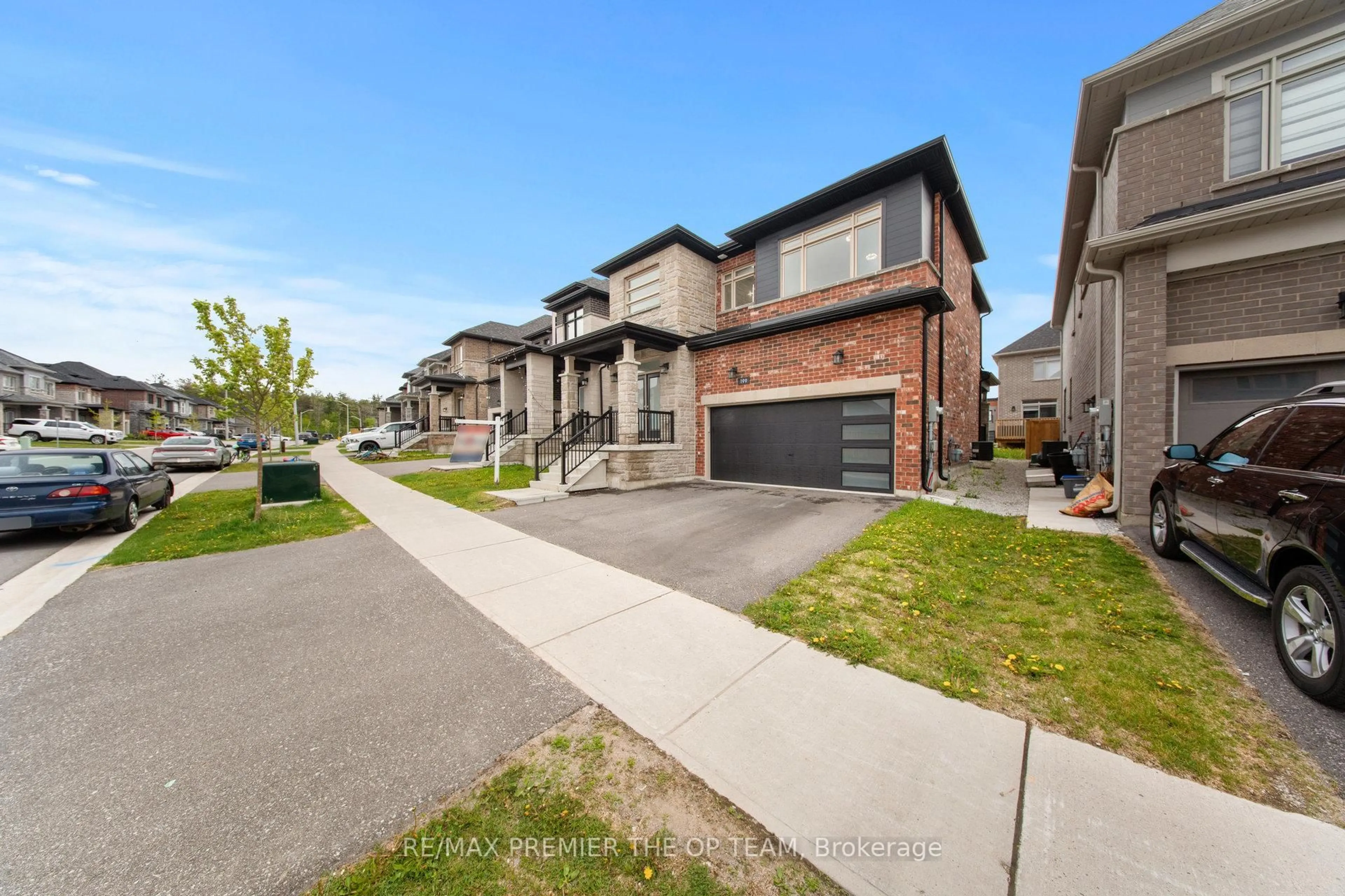 A pic from outside/outdoor area/front of a property/back of a property/a pic from drone, street for 199 Franklin Tr, Barrie Ontario L9J 0J1