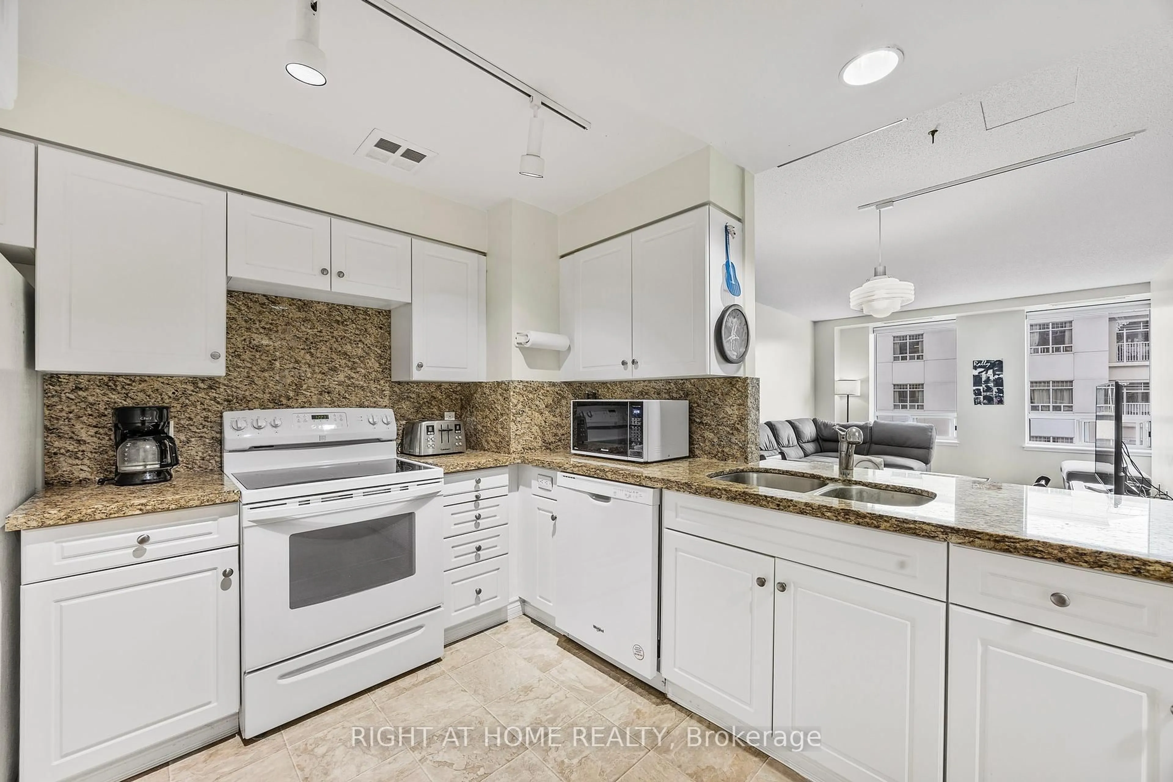 Open concept kitchen, ceramic/tile floor for 74 Ross St #53, Barrie Ontario L4N 1G3