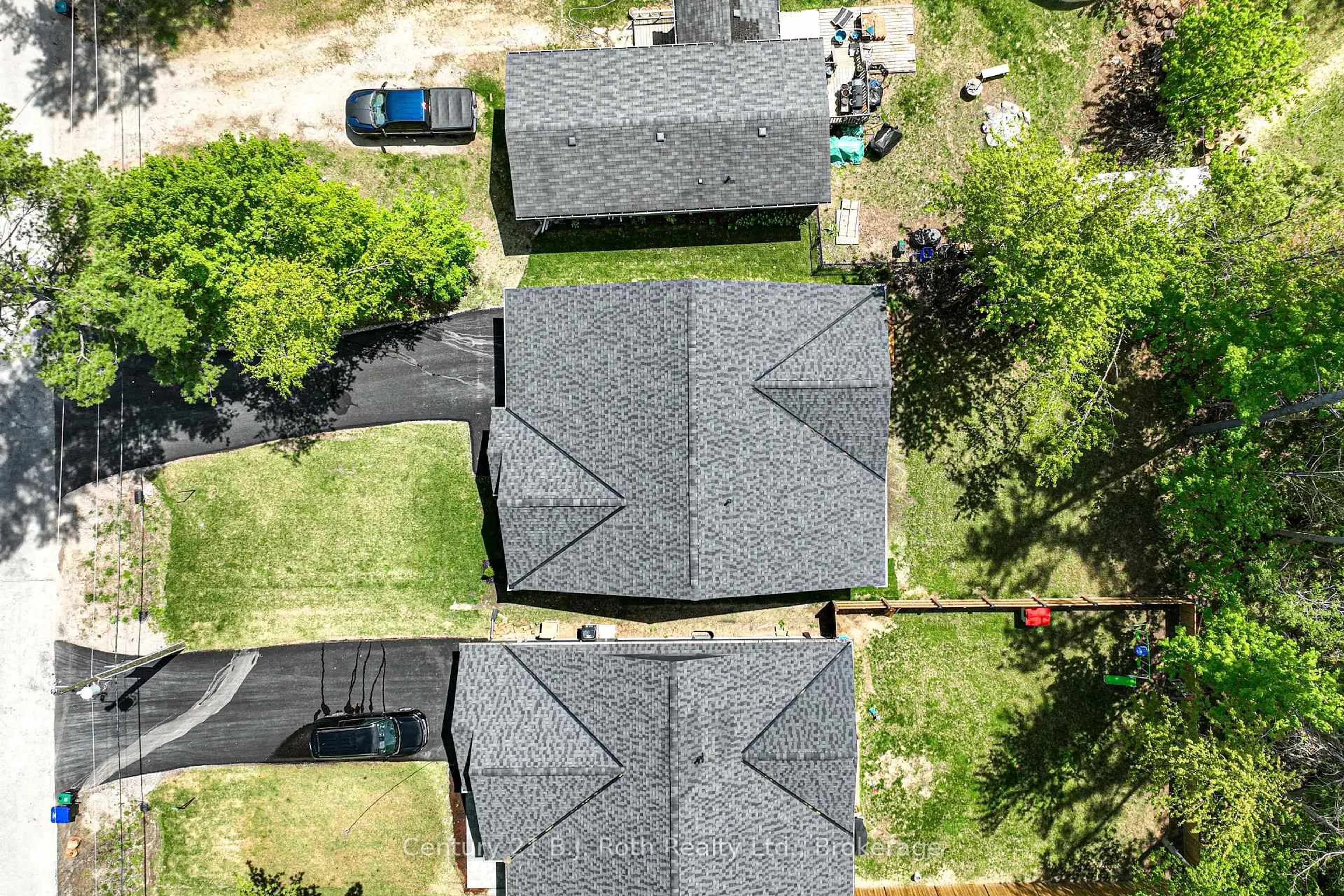 A pic from outside/outdoor area/front of a property/back of a property/a pic from drone, street for 3324 Bramshott Ave, Severn Ontario L3V 0V9
