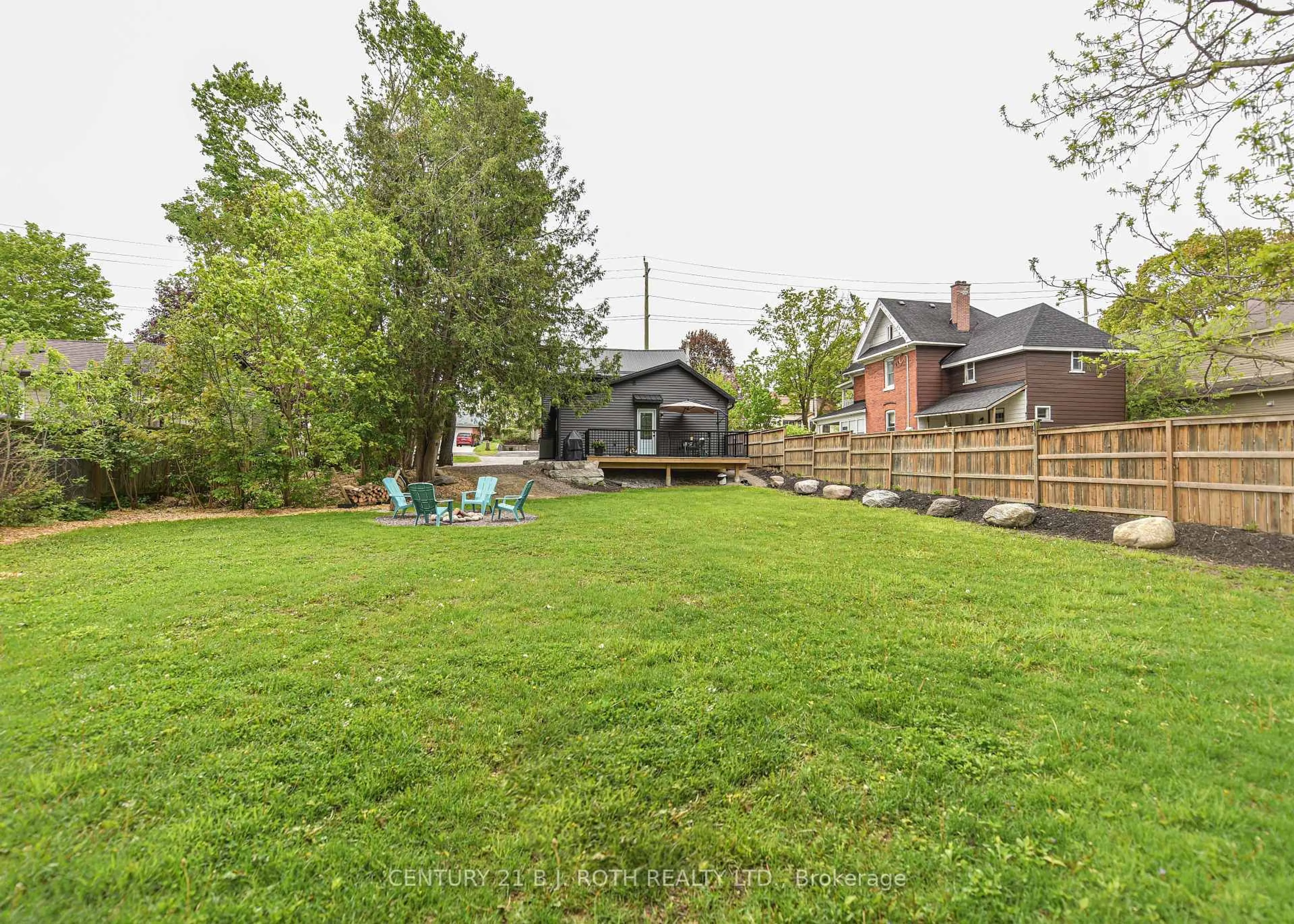 A pic from outside/outdoor area/front of a property/back of a property/a pic from drone, unknown for 274 Mississaga St, Orillia Ontario L3V 3B8