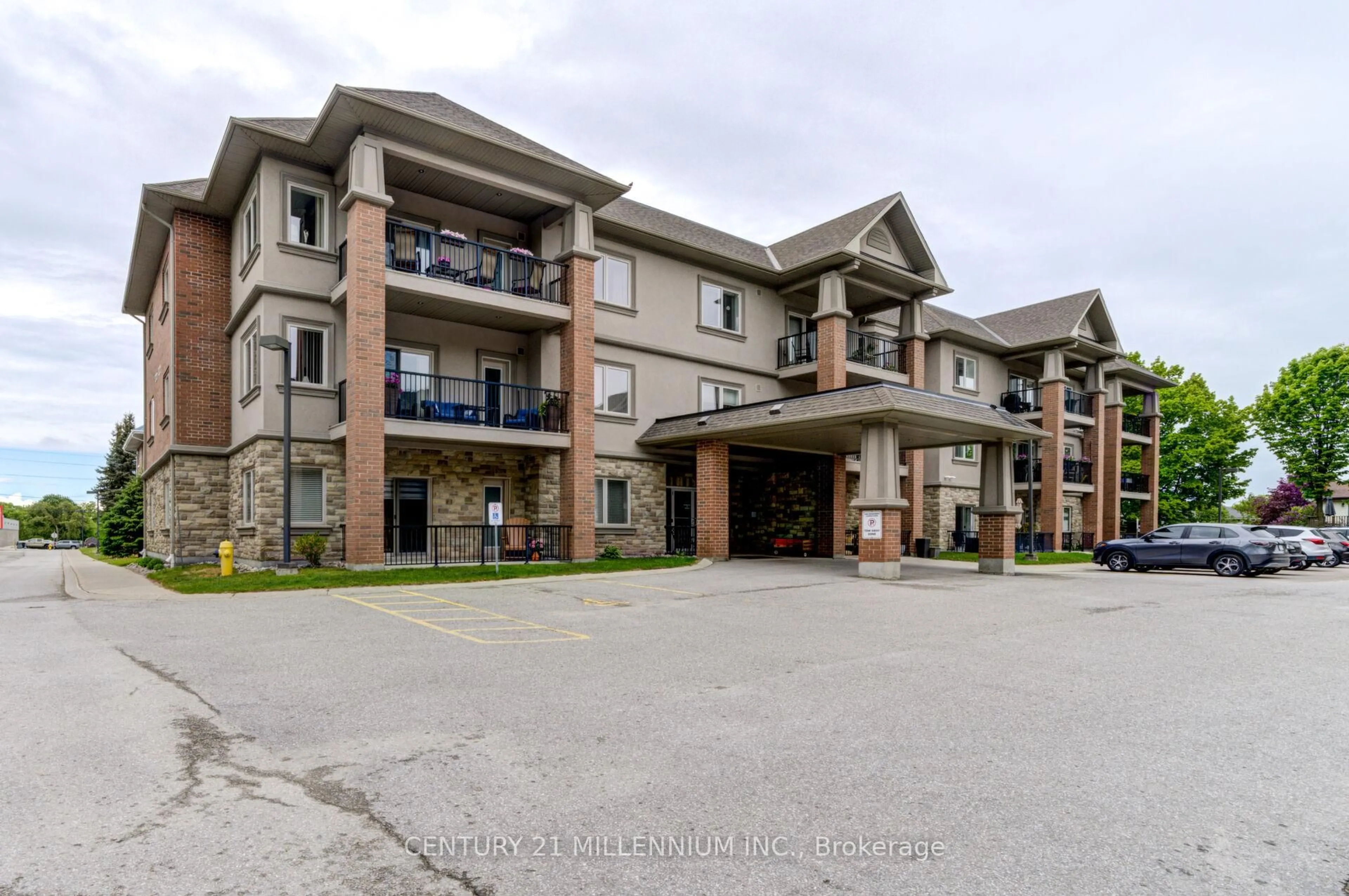 Indoor foyer for 19A Yonge St #208, Springwater Ontario L0L 1P0