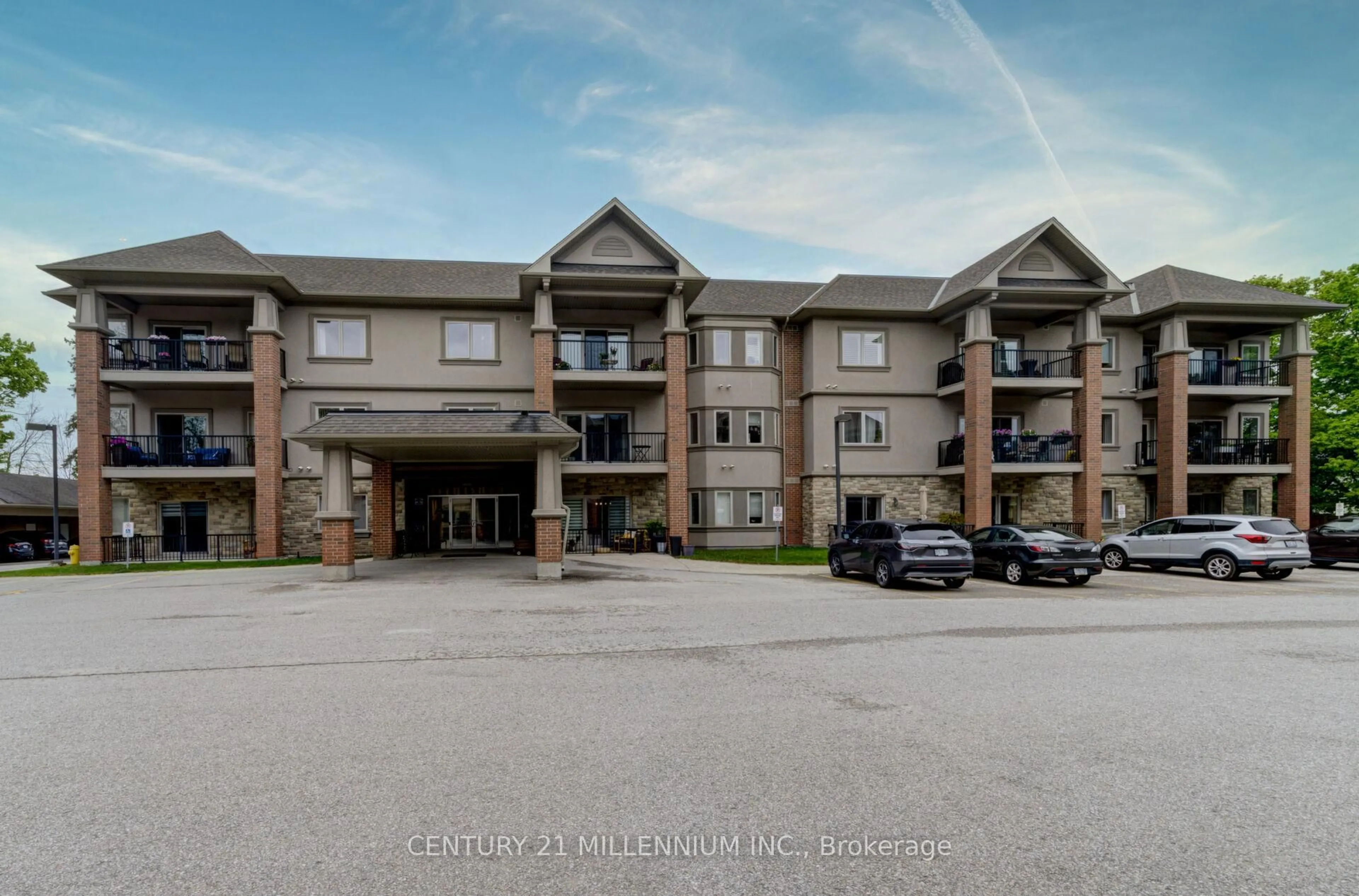 Indoor foyer for 19A Yonge St #208, Springwater Ontario L0L 1P0