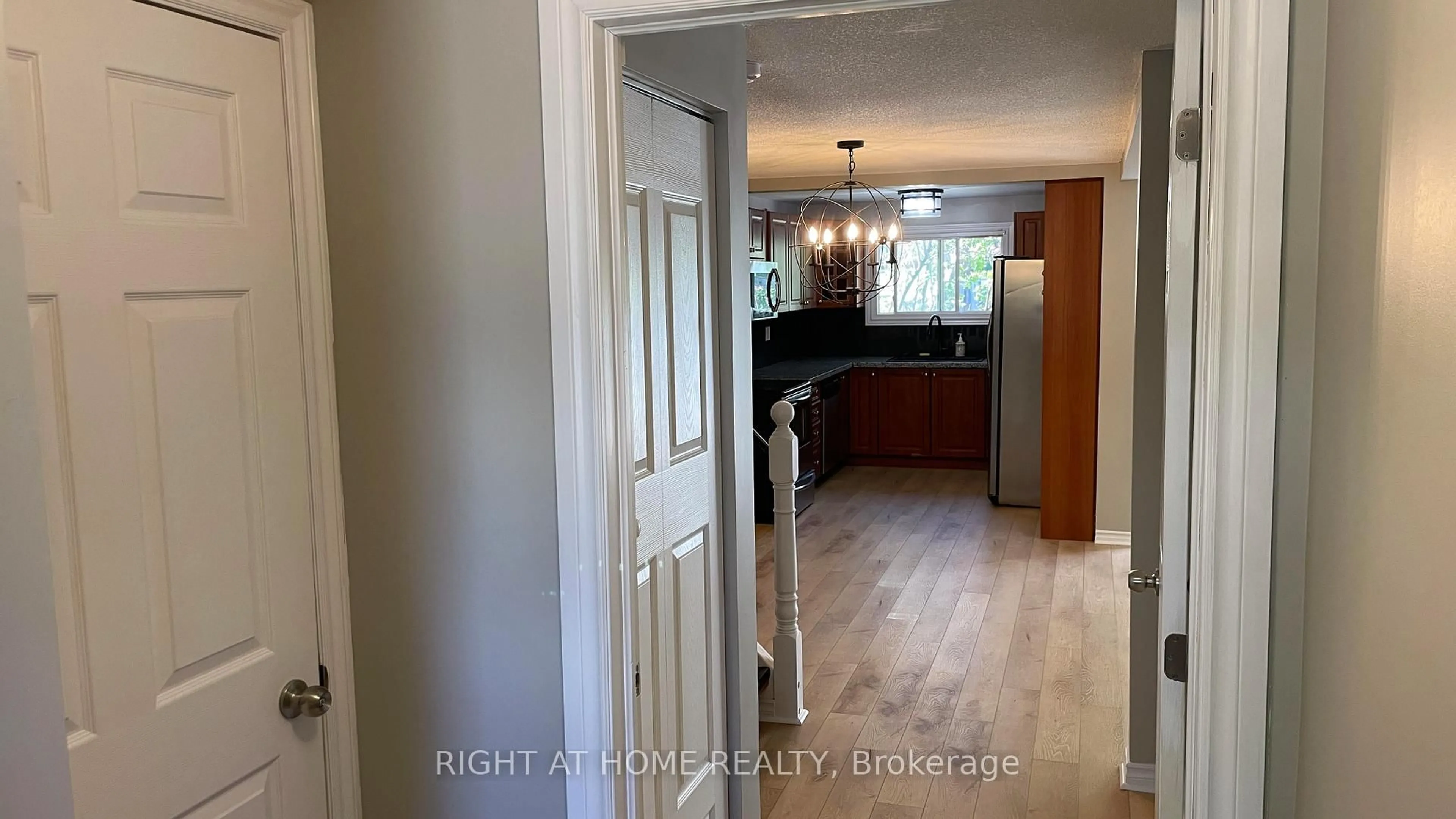 Indoor entryway for 28 Golfdale Rd, Barrie Ontario L4N 6R5