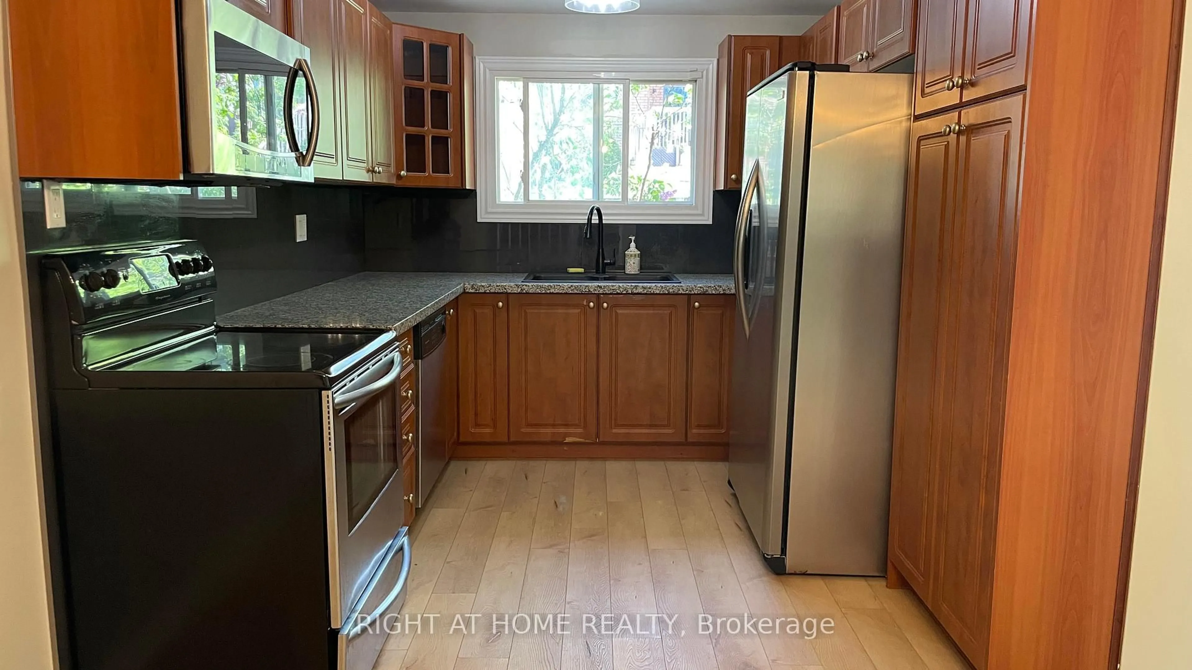 Standard kitchen, wood/laminate floor for 28 Golfdale Rd, Barrie Ontario L4N 6R5