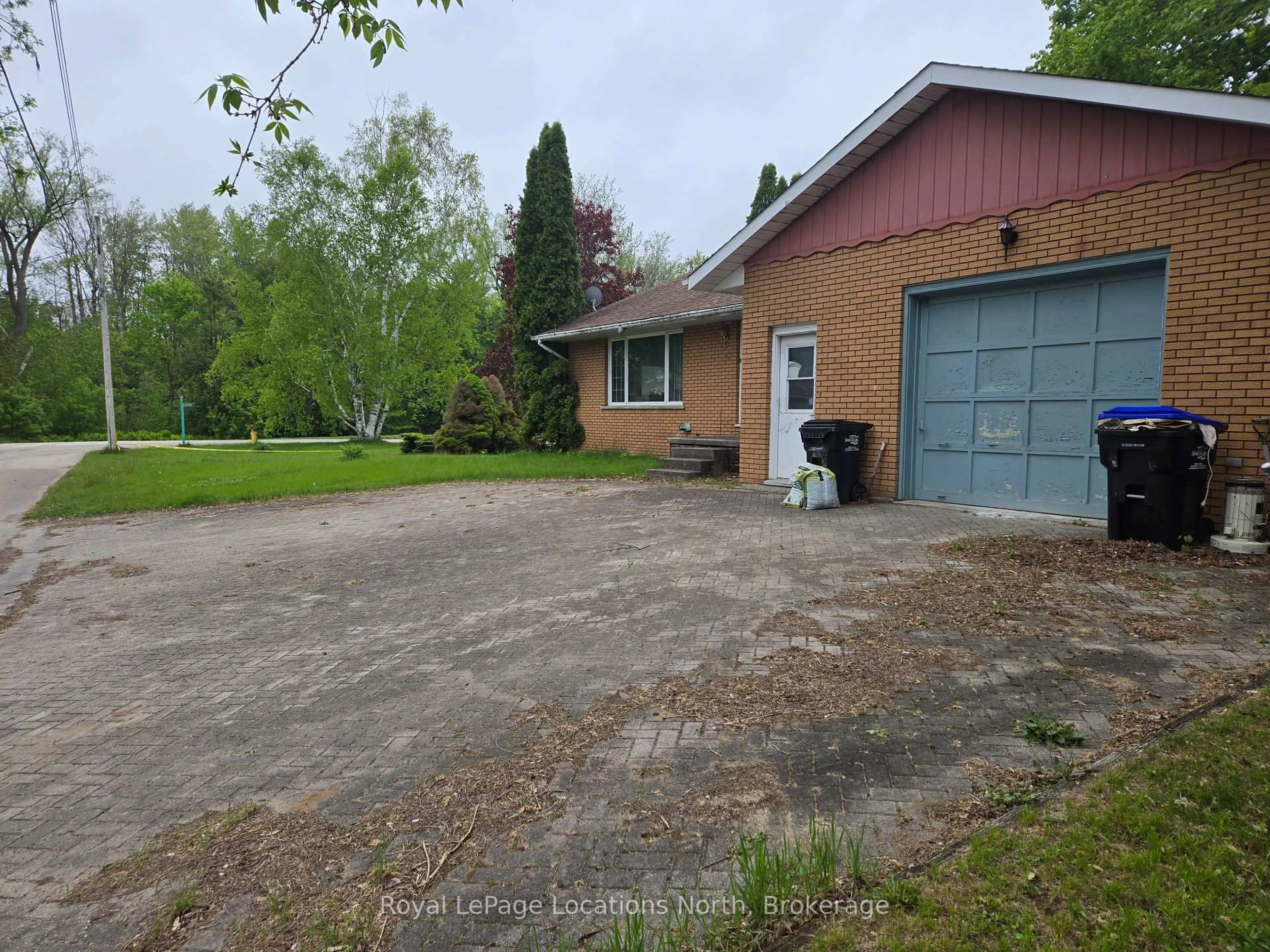 A pic from outside/outdoor area/front of a property/back of a property/a pic from drone, street for 233 Mowat St, Clearview Ontario L0M 1S0