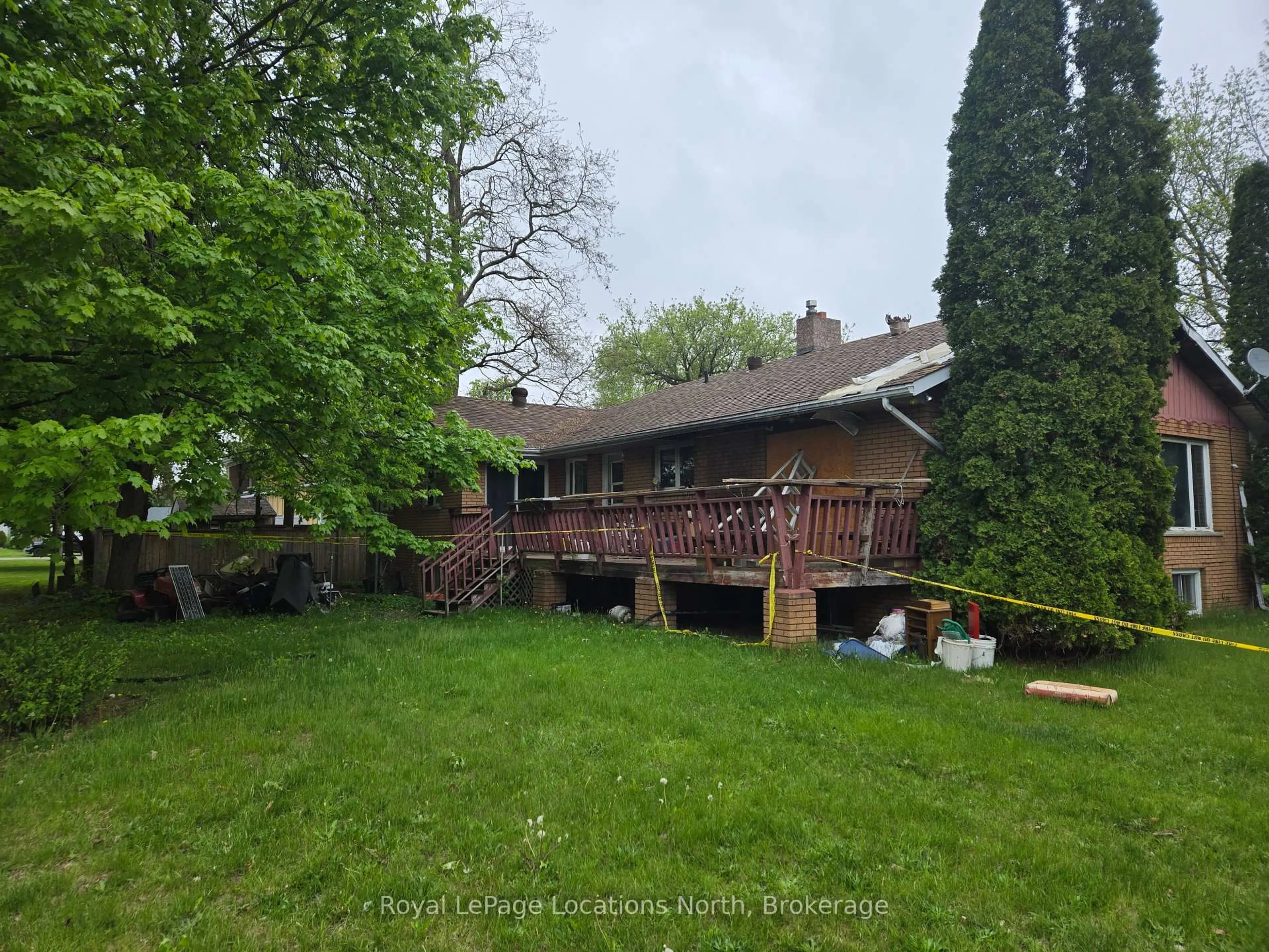 A pic from outside/outdoor area/front of a property/back of a property/a pic from drone, unknown for 233 Mowat St, Clearview Ontario L0M 1S0
