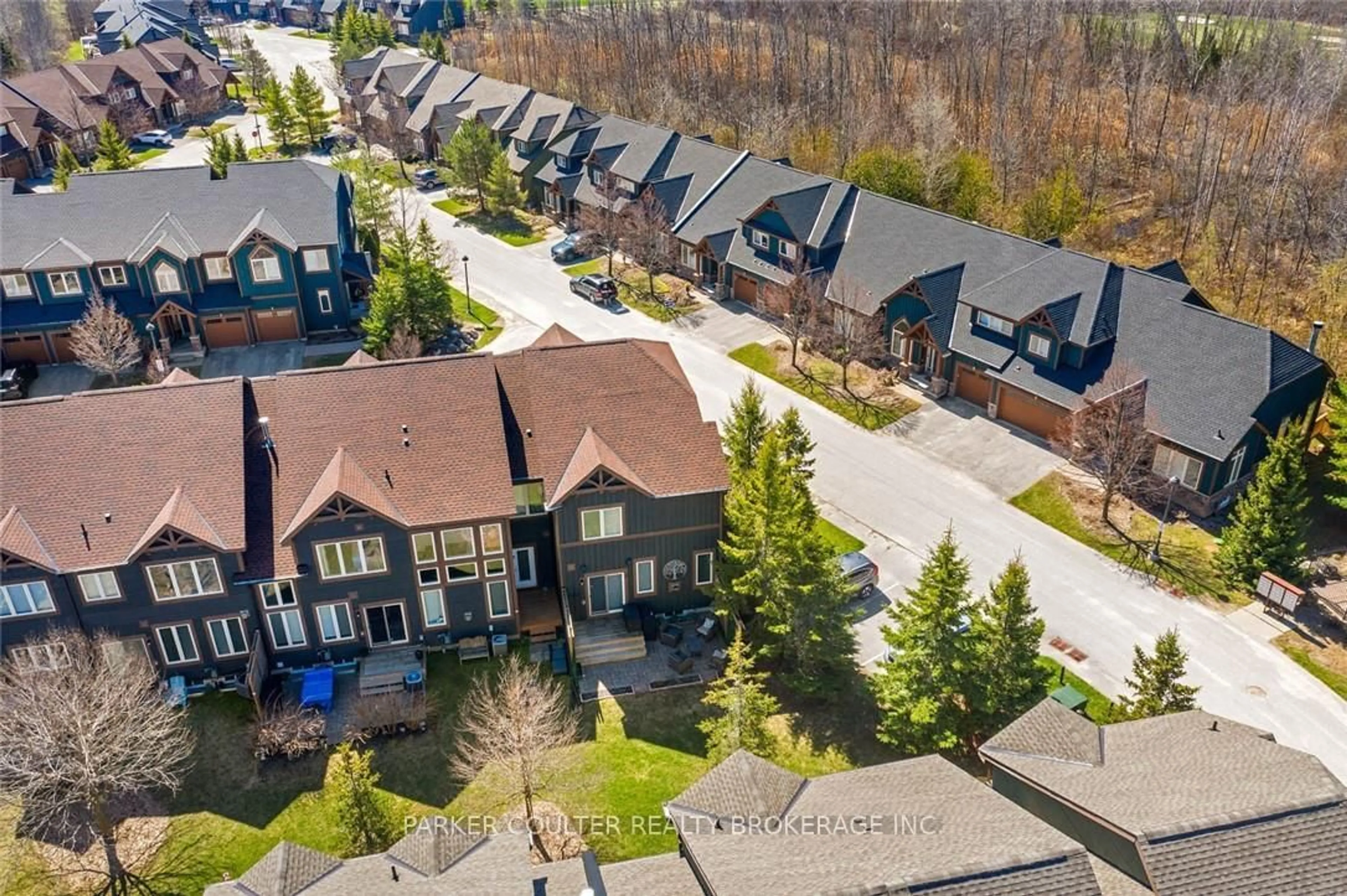 A pic from outside/outdoor area/front of a property/back of a property/a pic from drone, street for 20 Wildrose Tr #42, Collingwood Ontario L9Y 0J4