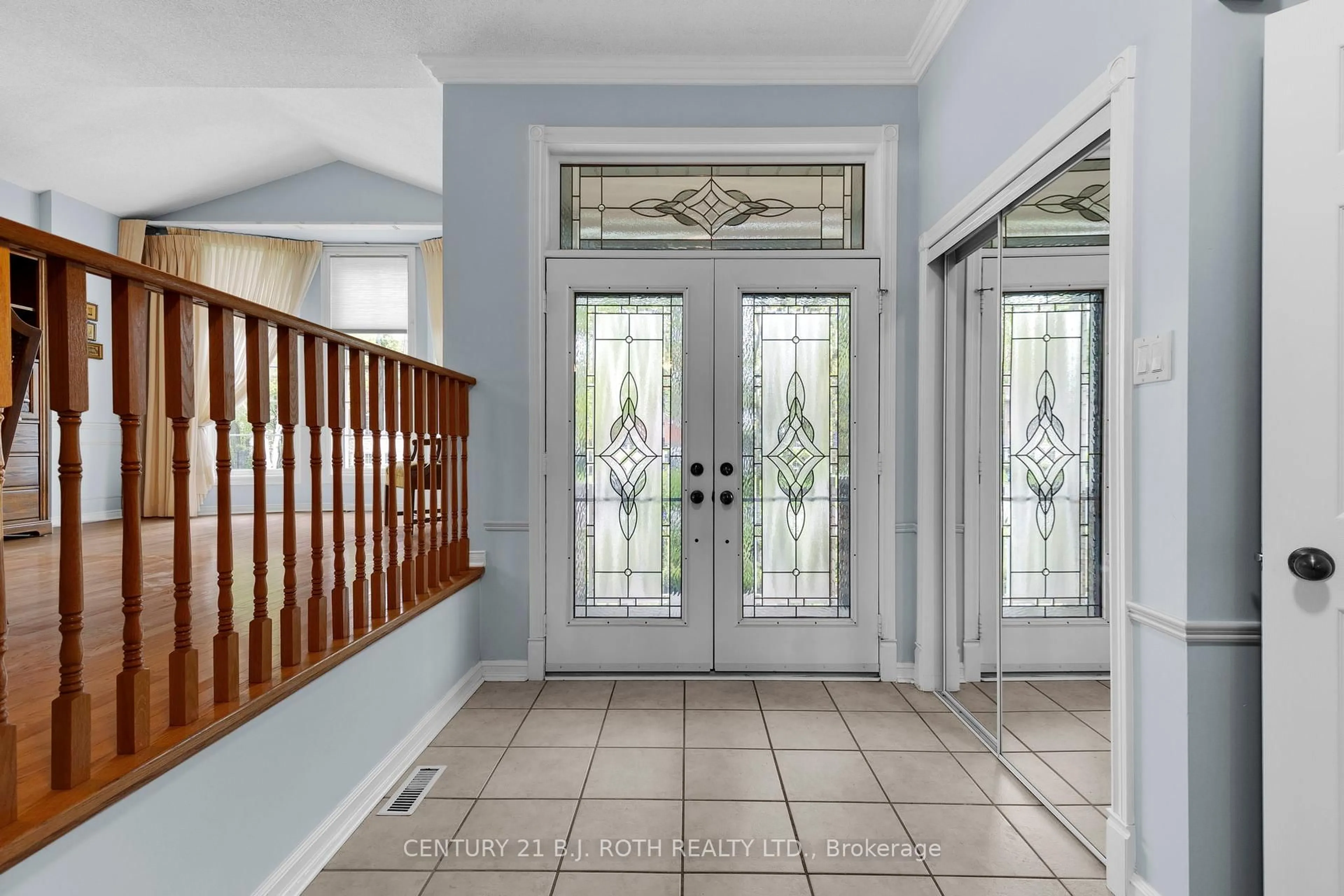Indoor entryway for 7 TRAILWOOD Pl, Wasaga Beach Ontario L9Z 1M6