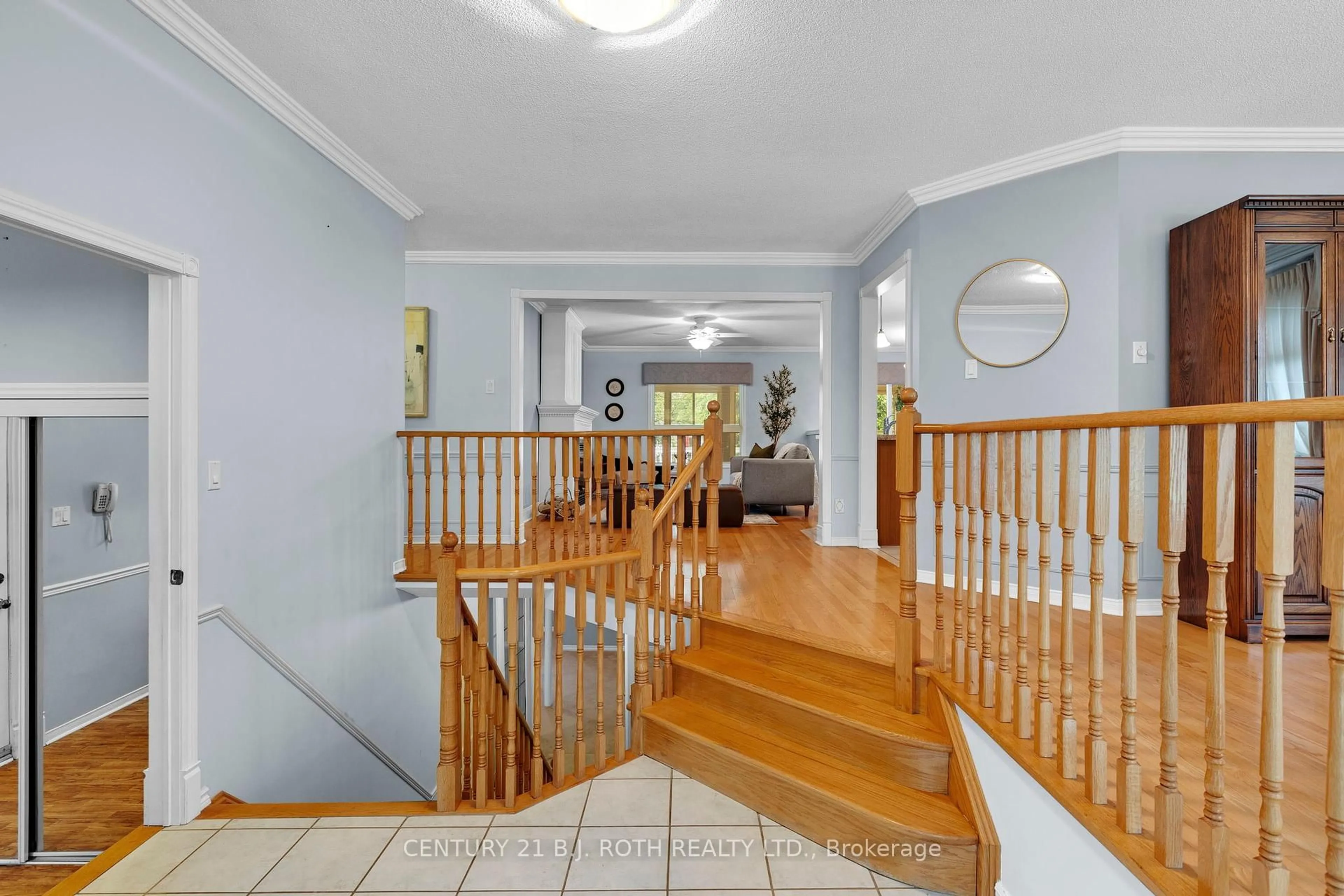 Indoor foyer for 7 TRAILWOOD Pl, Wasaga Beach Ontario L9Z 1M6