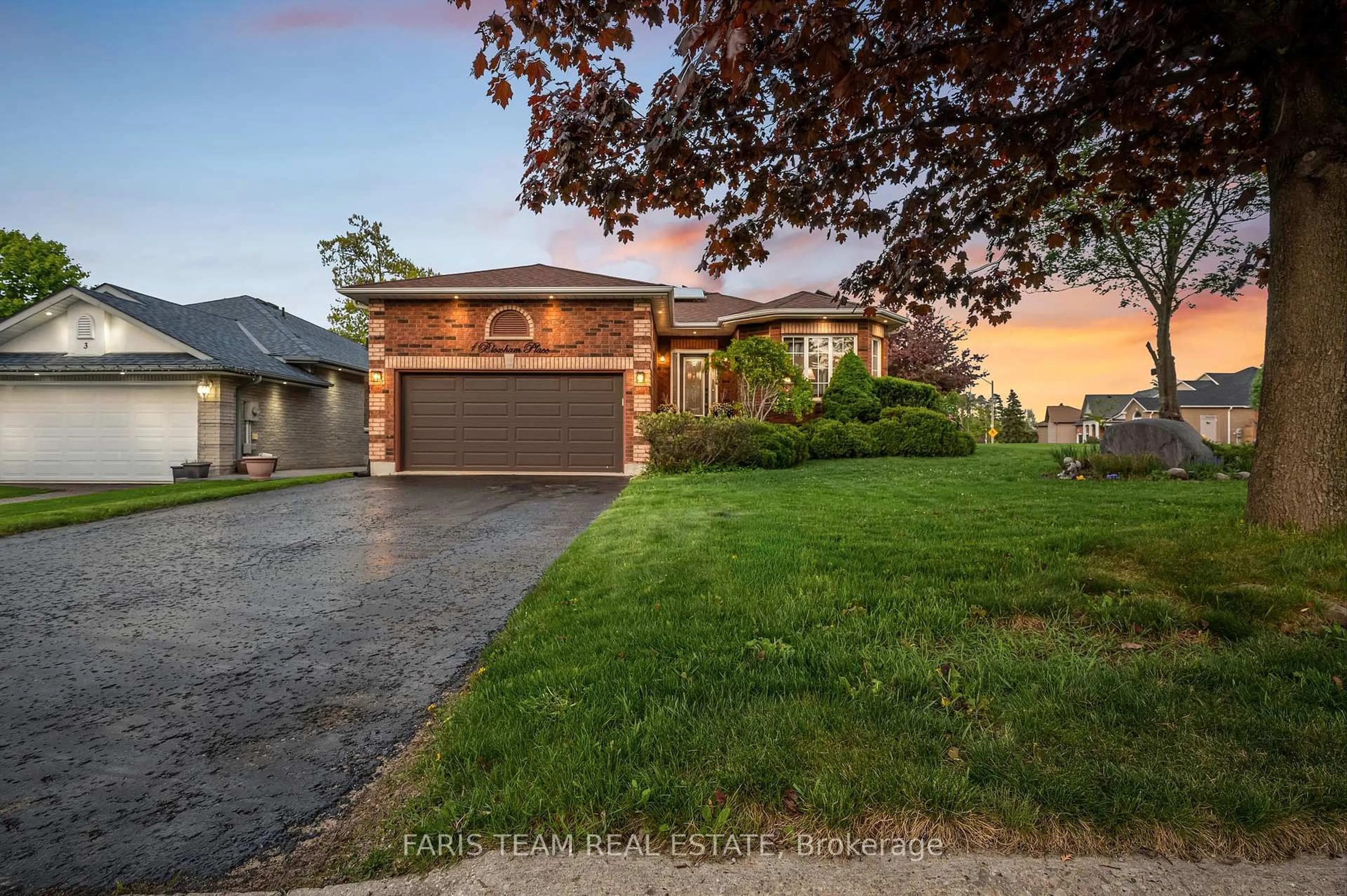 A pic from outside/outdoor area/front of a property/back of a property/a pic from drone, street for 1 Bloxham Pl, Barrie Ontario L4N 9K3