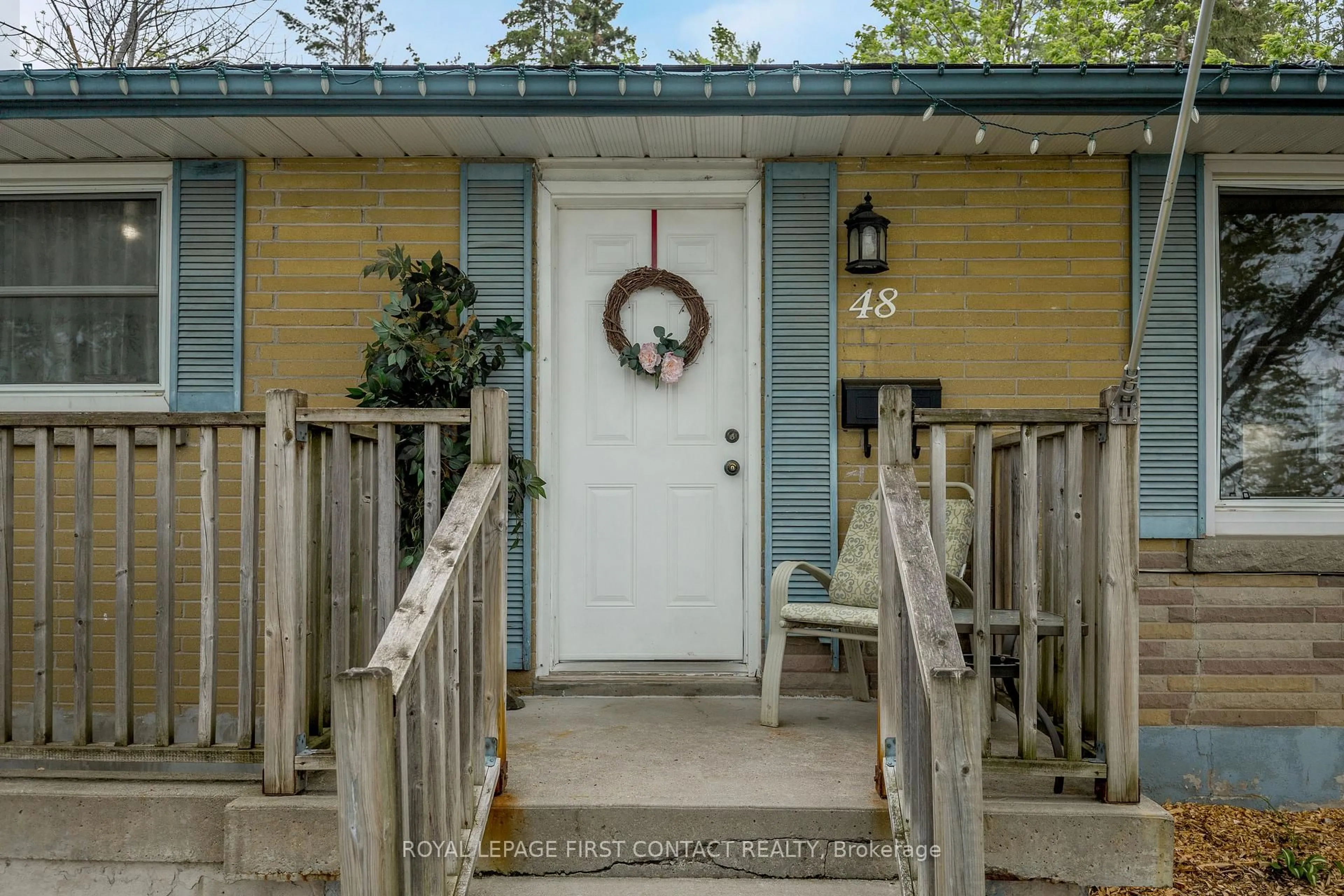 Indoor entryway for 48 Brant St, Orillia Ontario L3V 3N7
