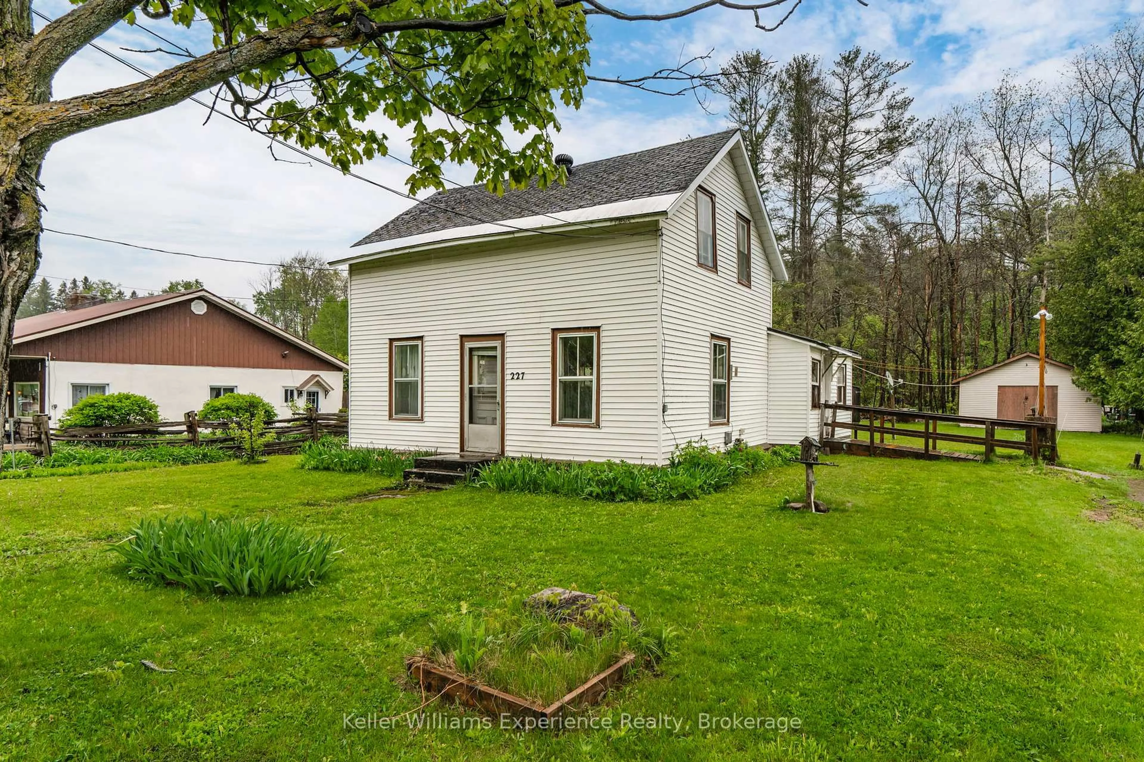 A pic from outside/outdoor area/front of a property/back of a property/a pic from drone, building for 227 Fox St, Penetanguishene Ontario L9M 1E7