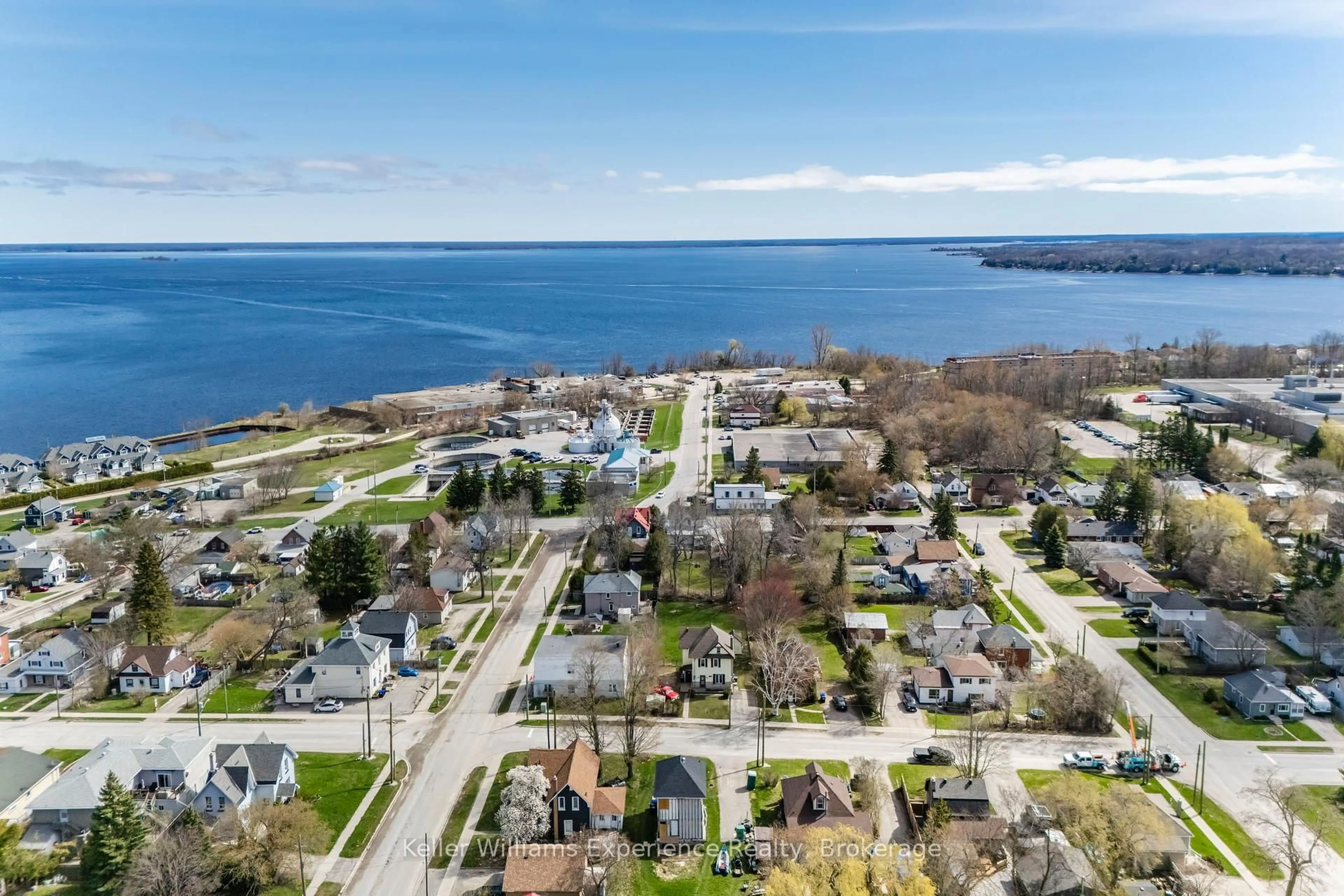 A pic from outside/outdoor area/front of a property/back of a property/a pic from drone, water/lake/river/ocean view for 223 Lindsay St, Midland Ontario L4R 2V2