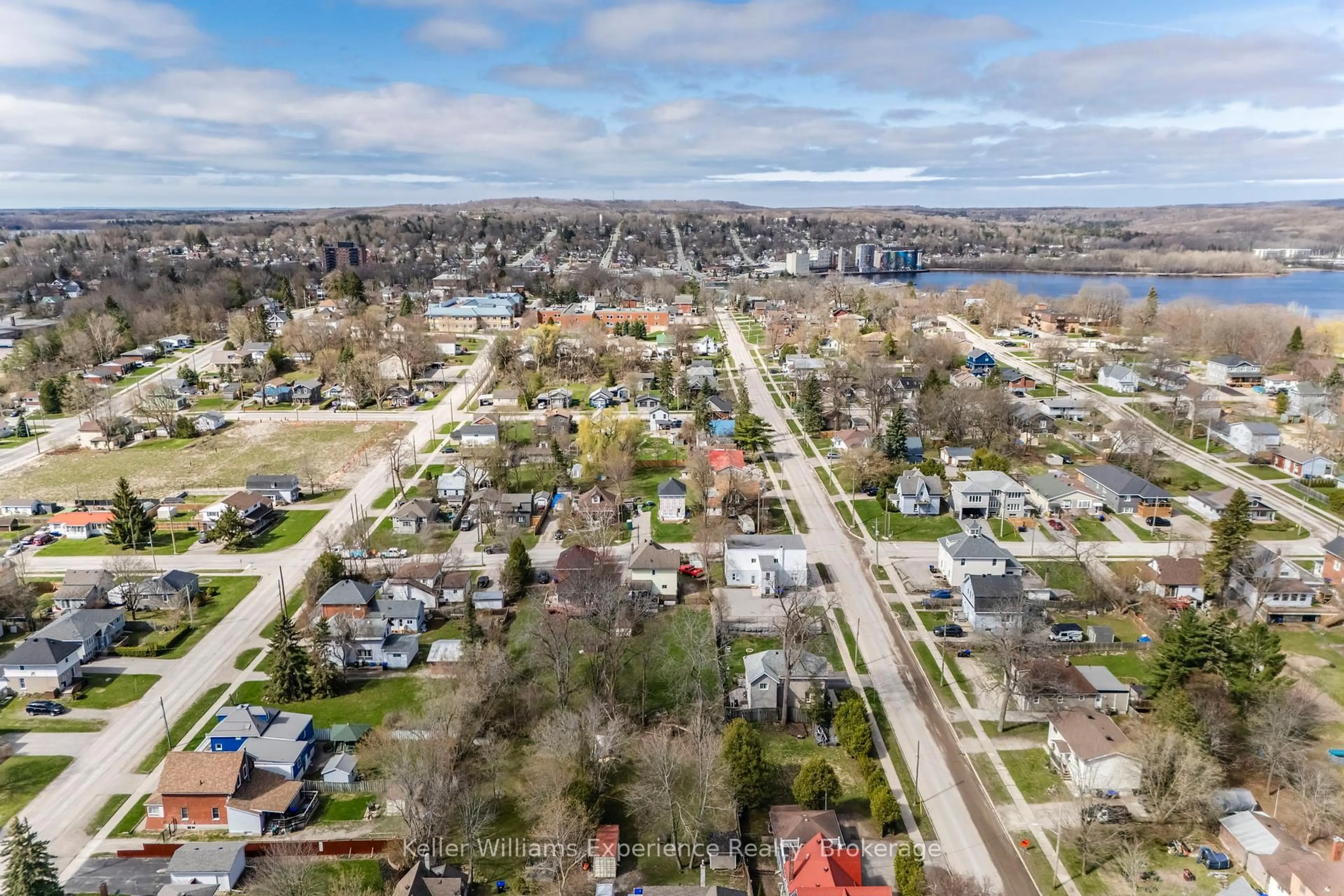 A pic from outside/outdoor area/front of a property/back of a property/a pic from drone, street for 223 Lindsay St, Midland Ontario L4R 2V2