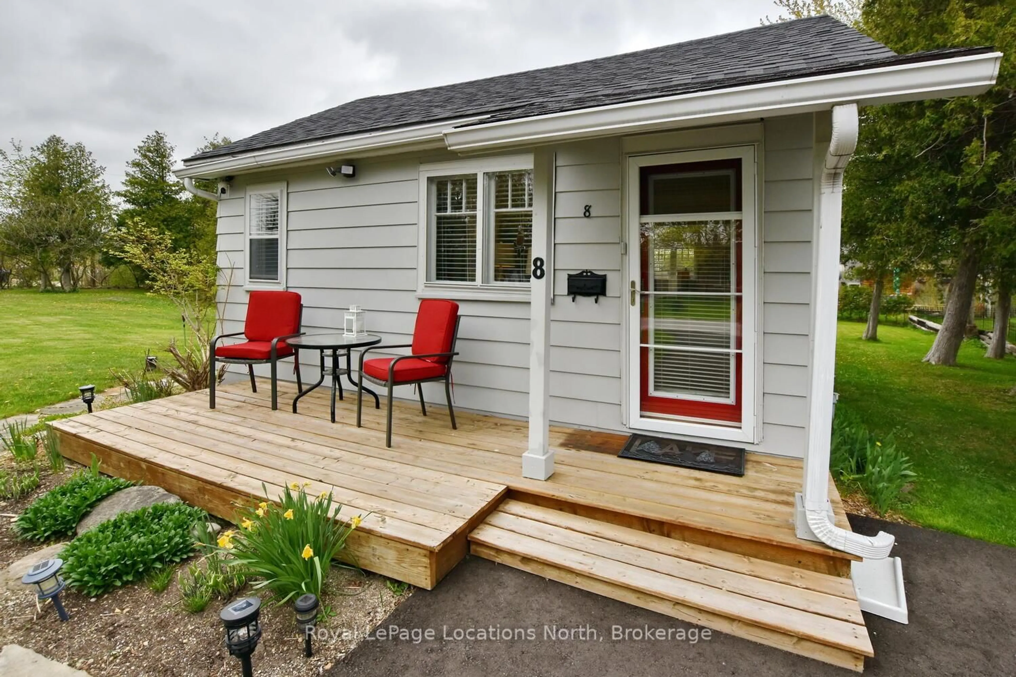 Home with vinyl exterior material, street for 8 James Ave, Wasaga Beach Ontario L9Z 2X3