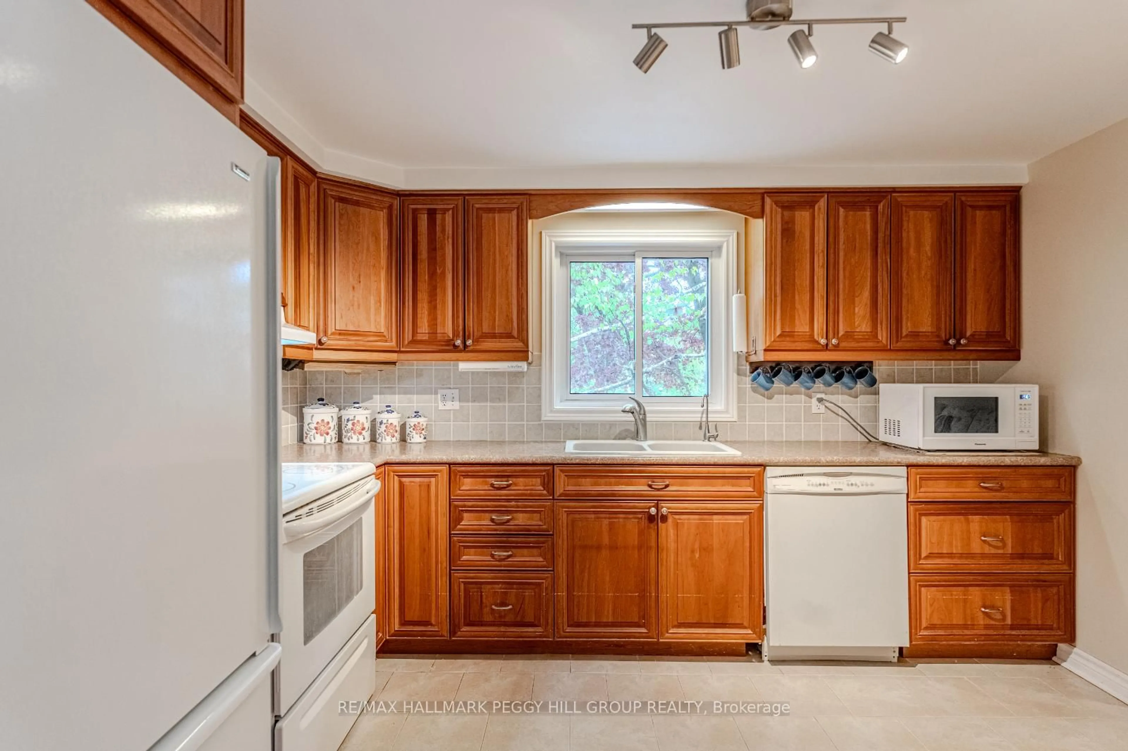 Standard kitchen, ceramic/tile floor for 59 Indian Arrow Rd, Barrie Ontario L4M 5P1