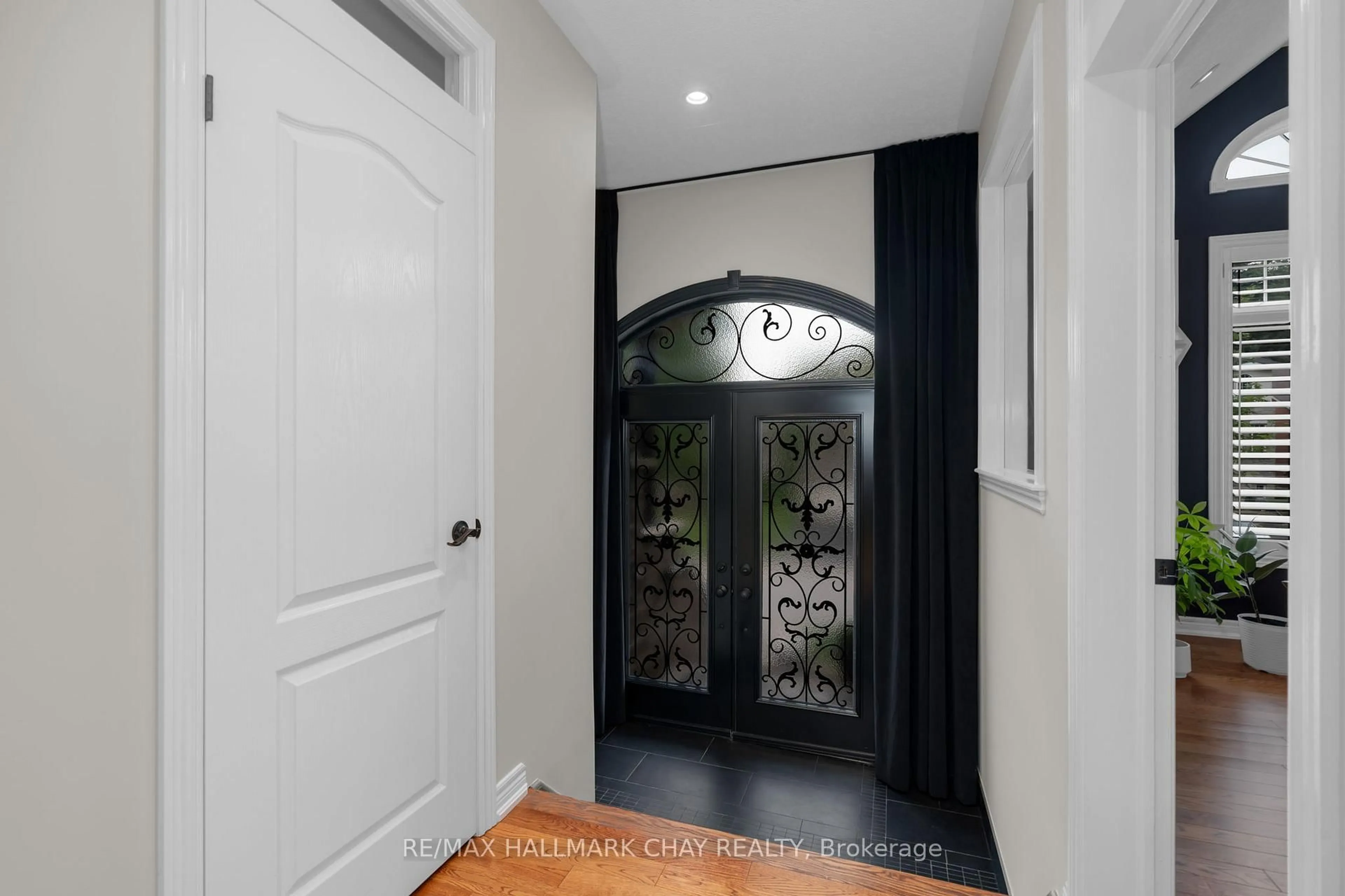 Indoor entryway for 70 CUMMING Dr, Barrie Ontario L4N 0C6