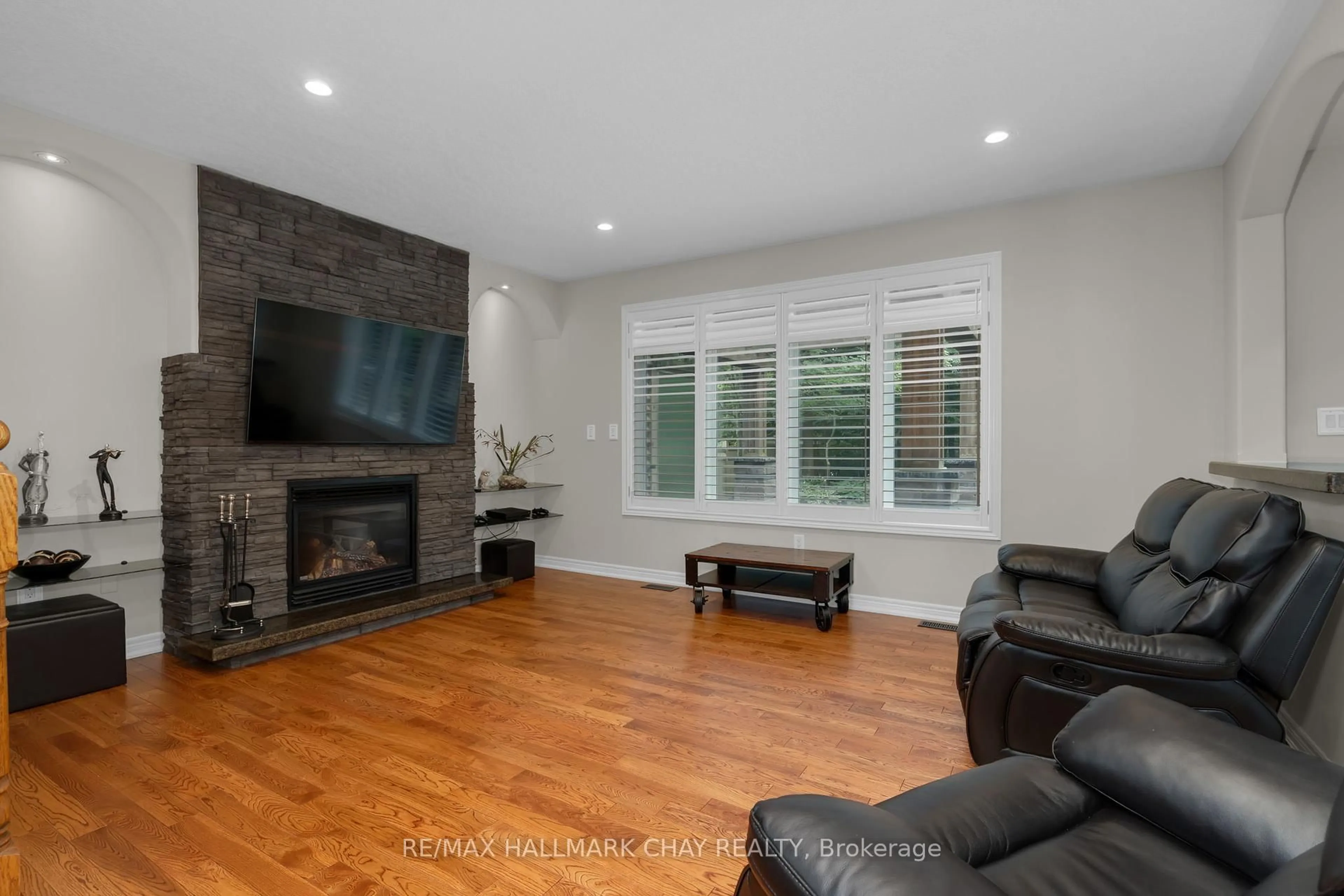 Living room with furniture, wood/laminate floor for 70 CUMMING Dr, Barrie Ontario L4N 0C6