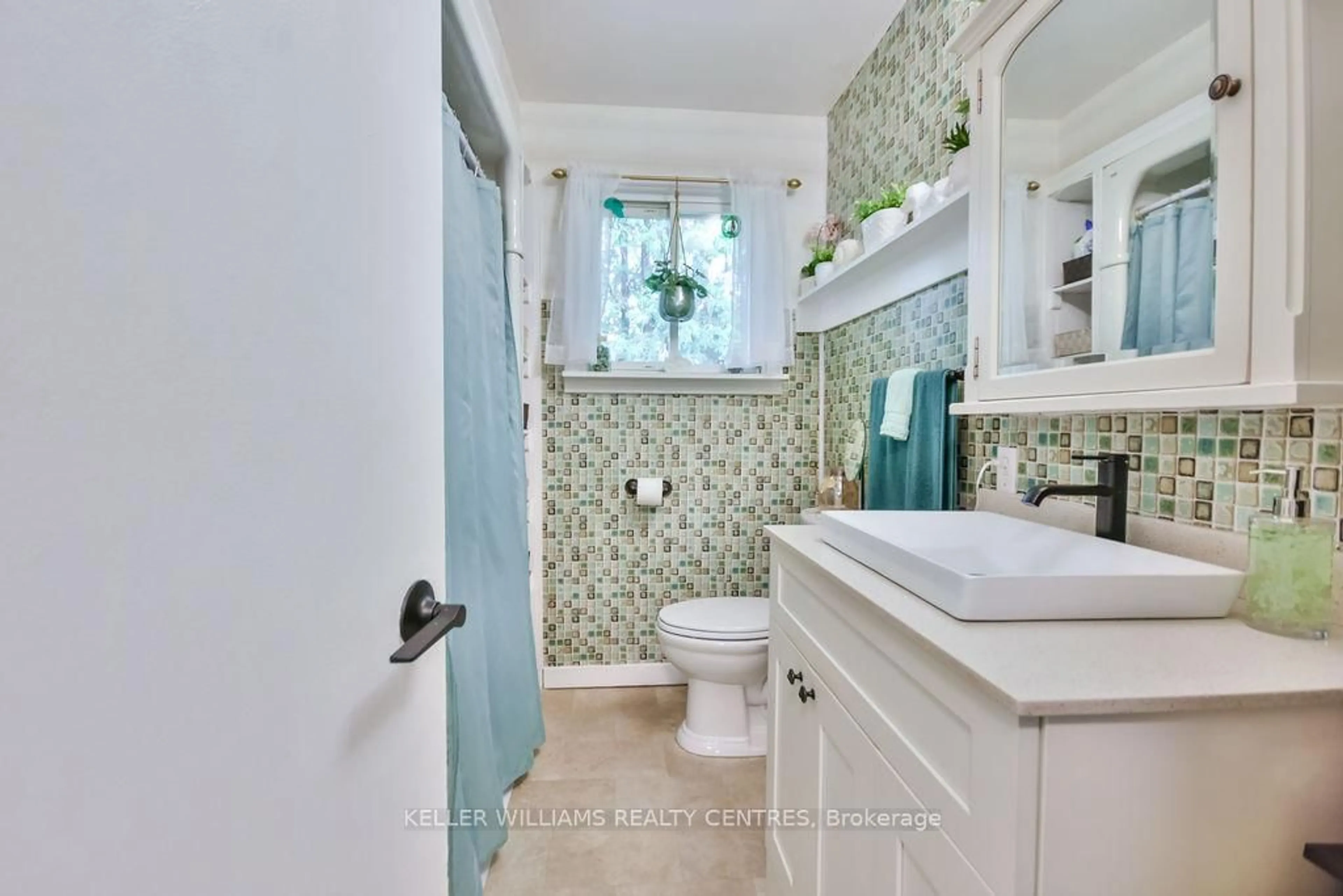 Standard bathroom, ceramic/tile floor for 658 Manly St, Midland Ontario L4R 3G5