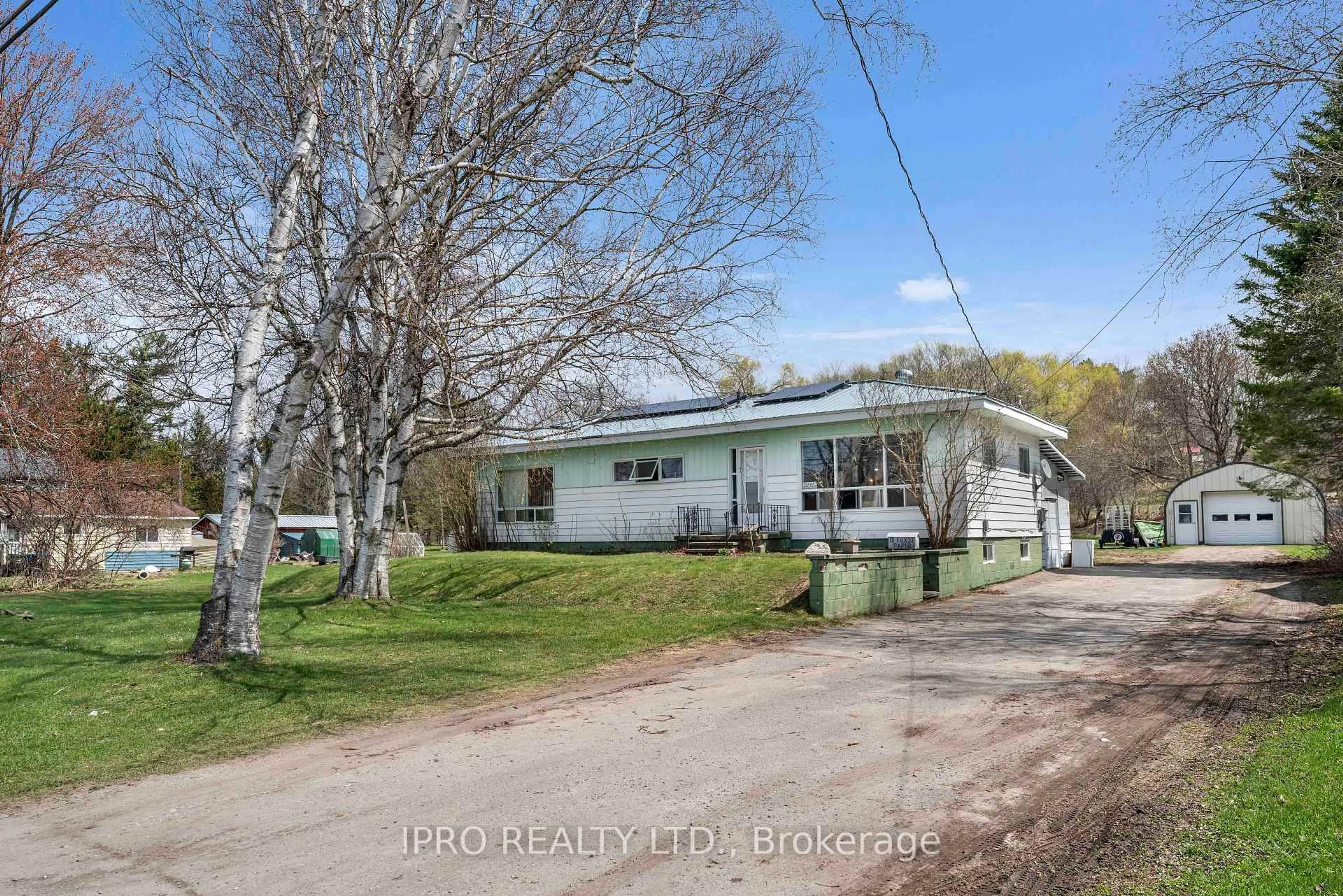 A pic from outside/outdoor area/front of a property/back of a property/a pic from drone, street for 111 Fox St, Penetanguishene Ontario L9M 1E2