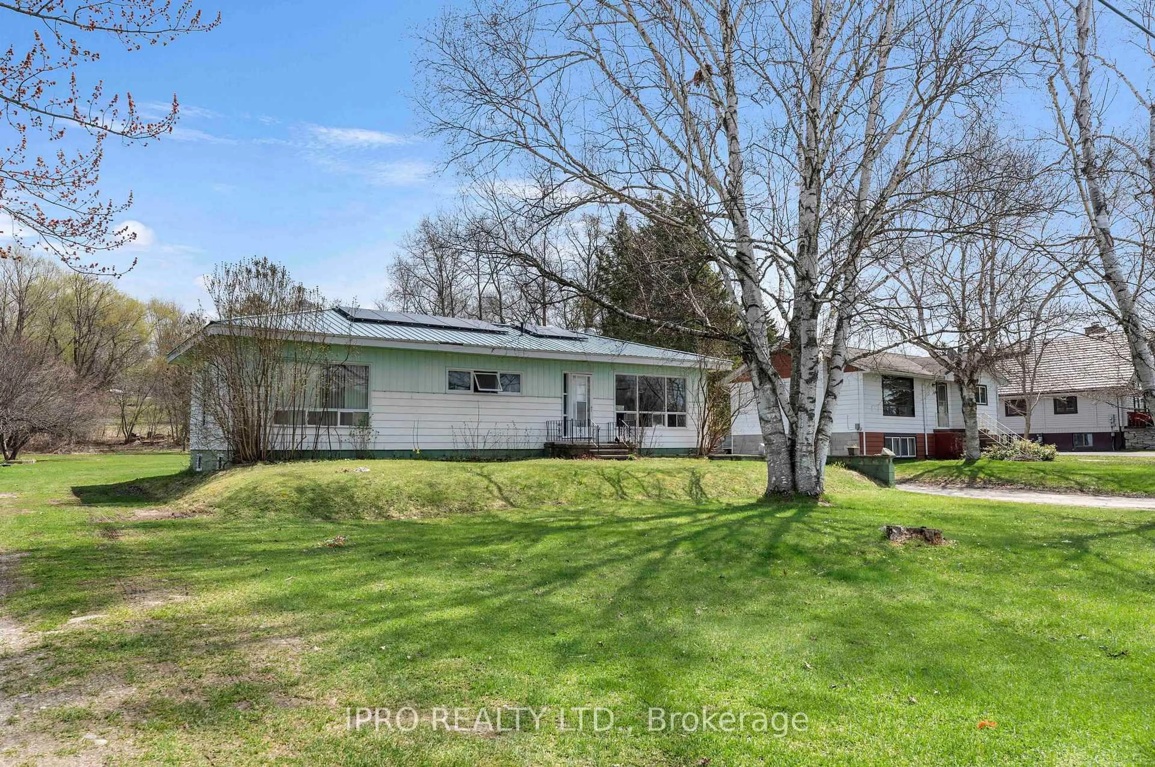 A pic from outside/outdoor area/front of a property/back of a property/a pic from drone, water/lake/river/ocean view for 111 Fox St, Penetanguishene Ontario L9M 1E2