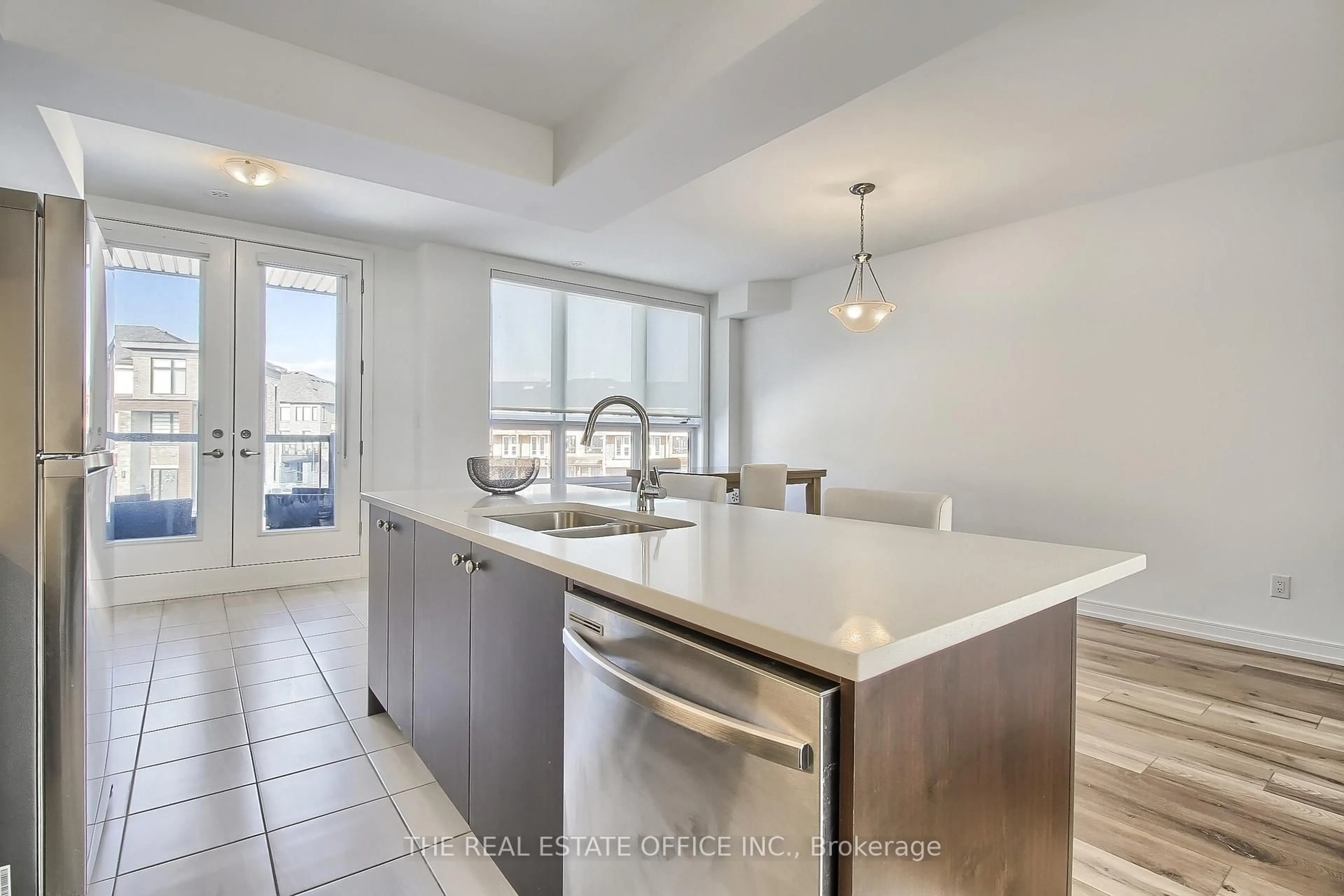 Open concept kitchen, ceramic/tile floor for 40 Blue forest Cres, Barrie Ontario L9J 0N3
