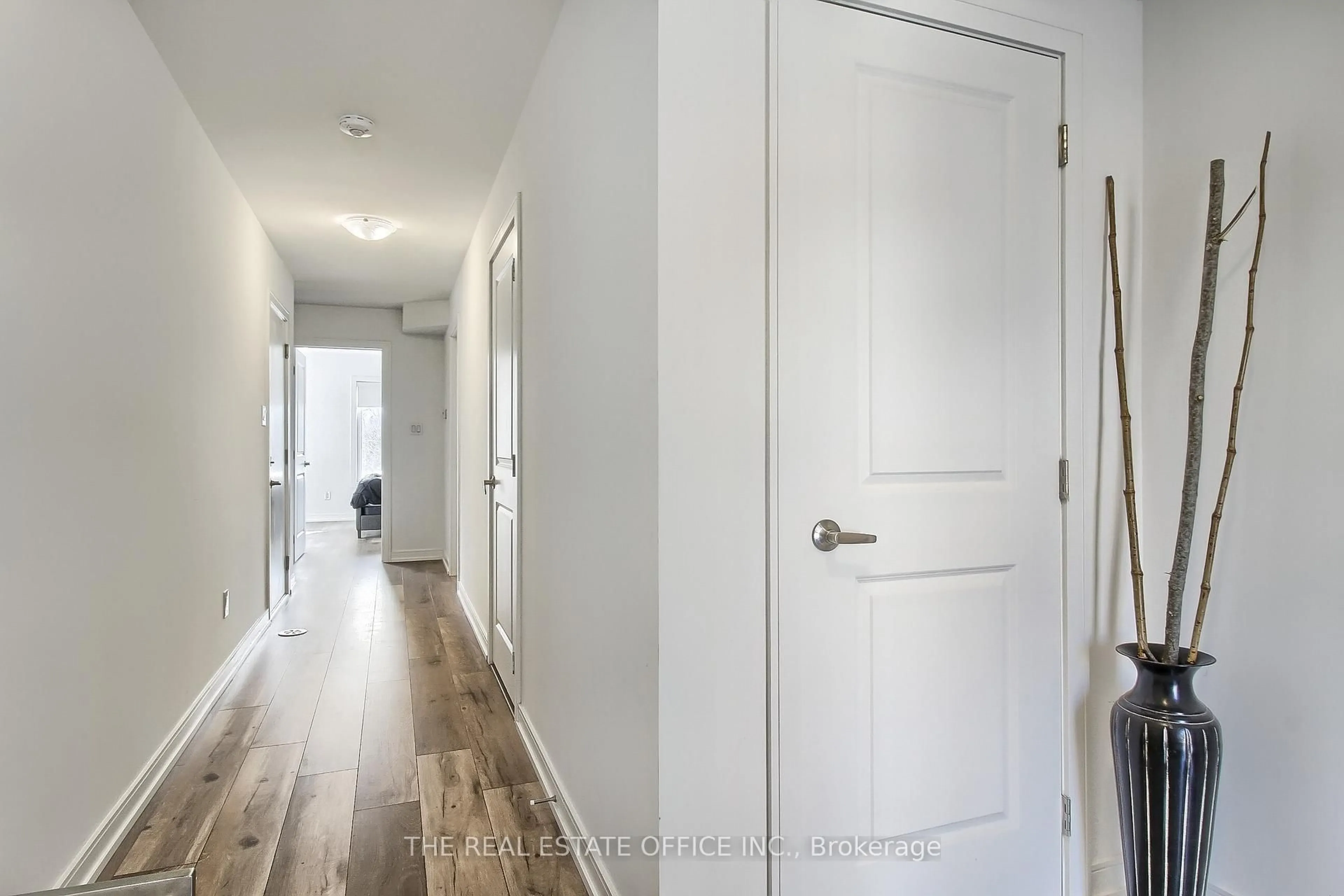 Indoor entryway for 40 Blue forest Cres, Barrie Ontario L9J 0N3