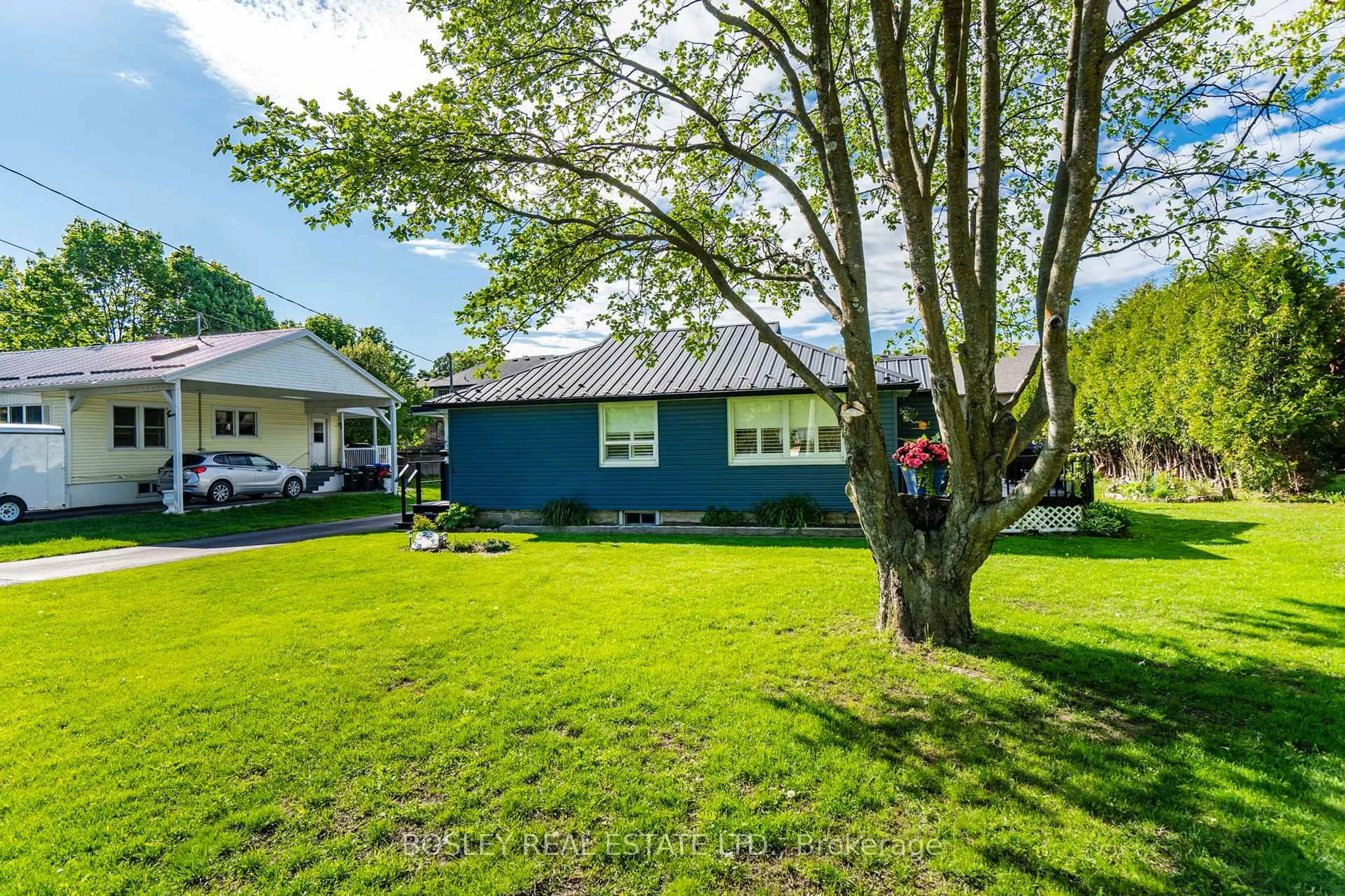 A pic from outside/outdoor area/front of a property/back of a property/a pic from drone, street for 976 Yonge St, Midland Ontario L4R 2E7