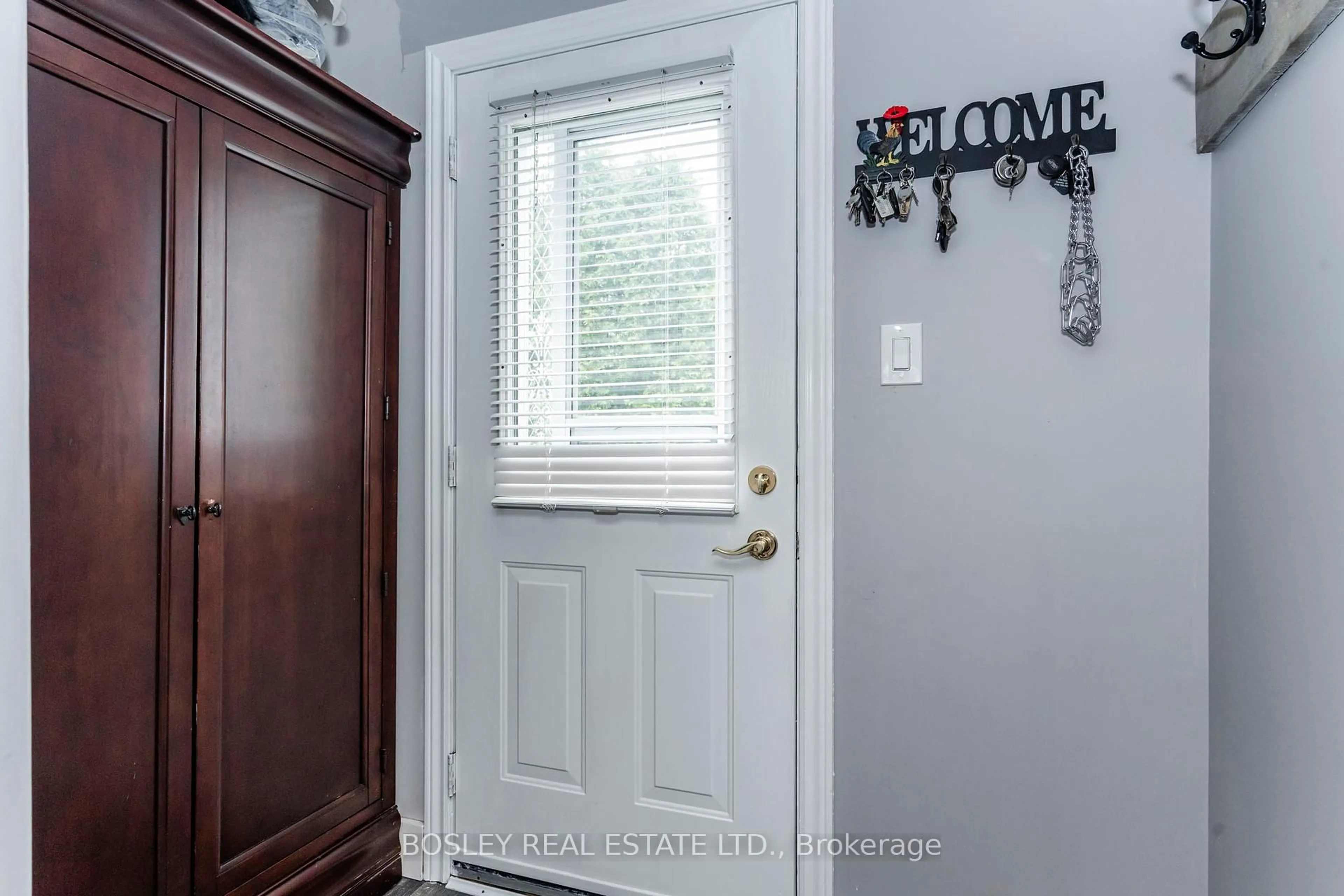Indoor entryway for 976 Yonge St, Midland Ontario L4R 2E7